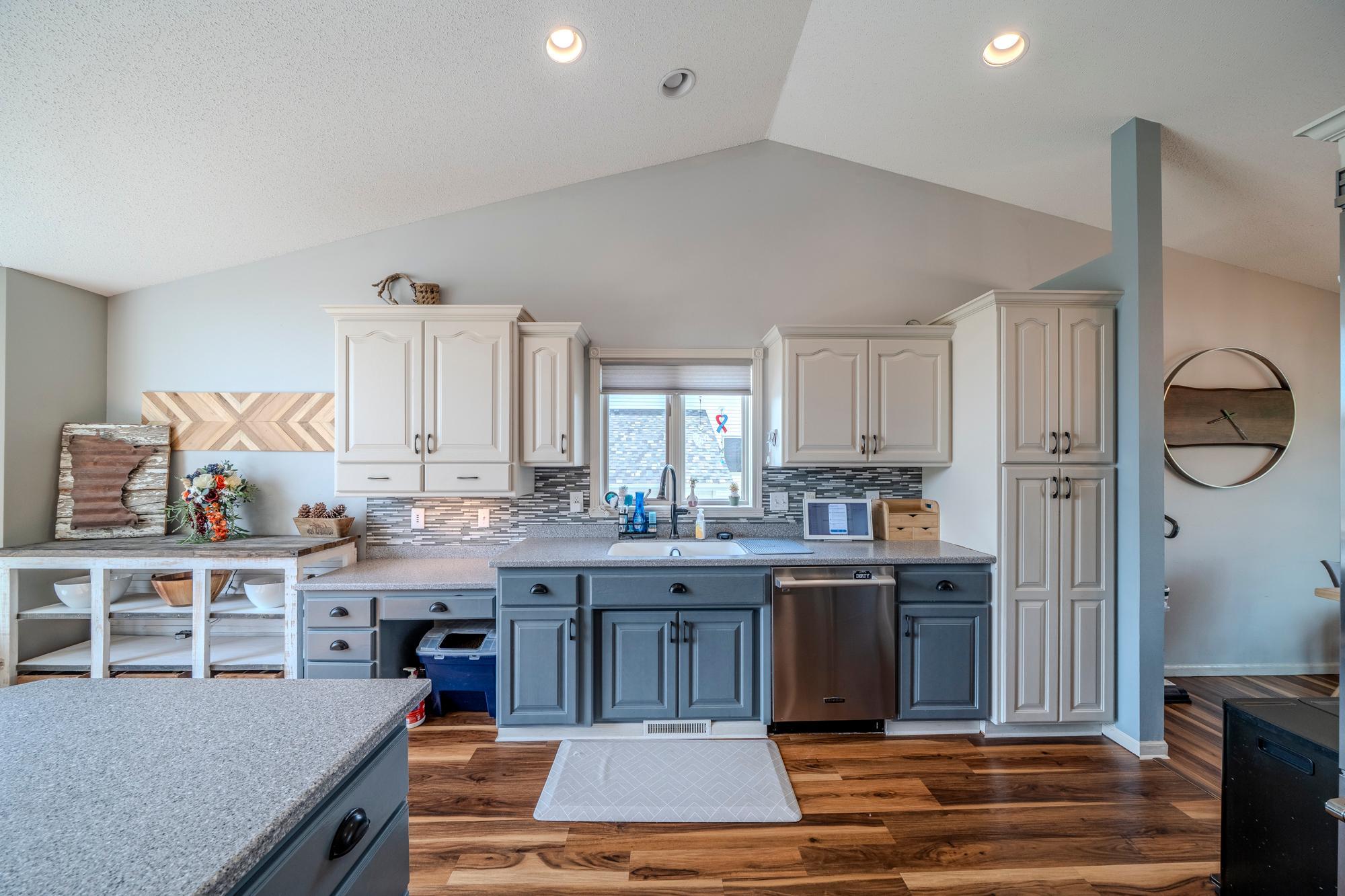 1998 single family home for sale at 2501 PARKVIEW Drive S in Fargo, ND — 4 bed, 3 bath (photo 5 of 32)