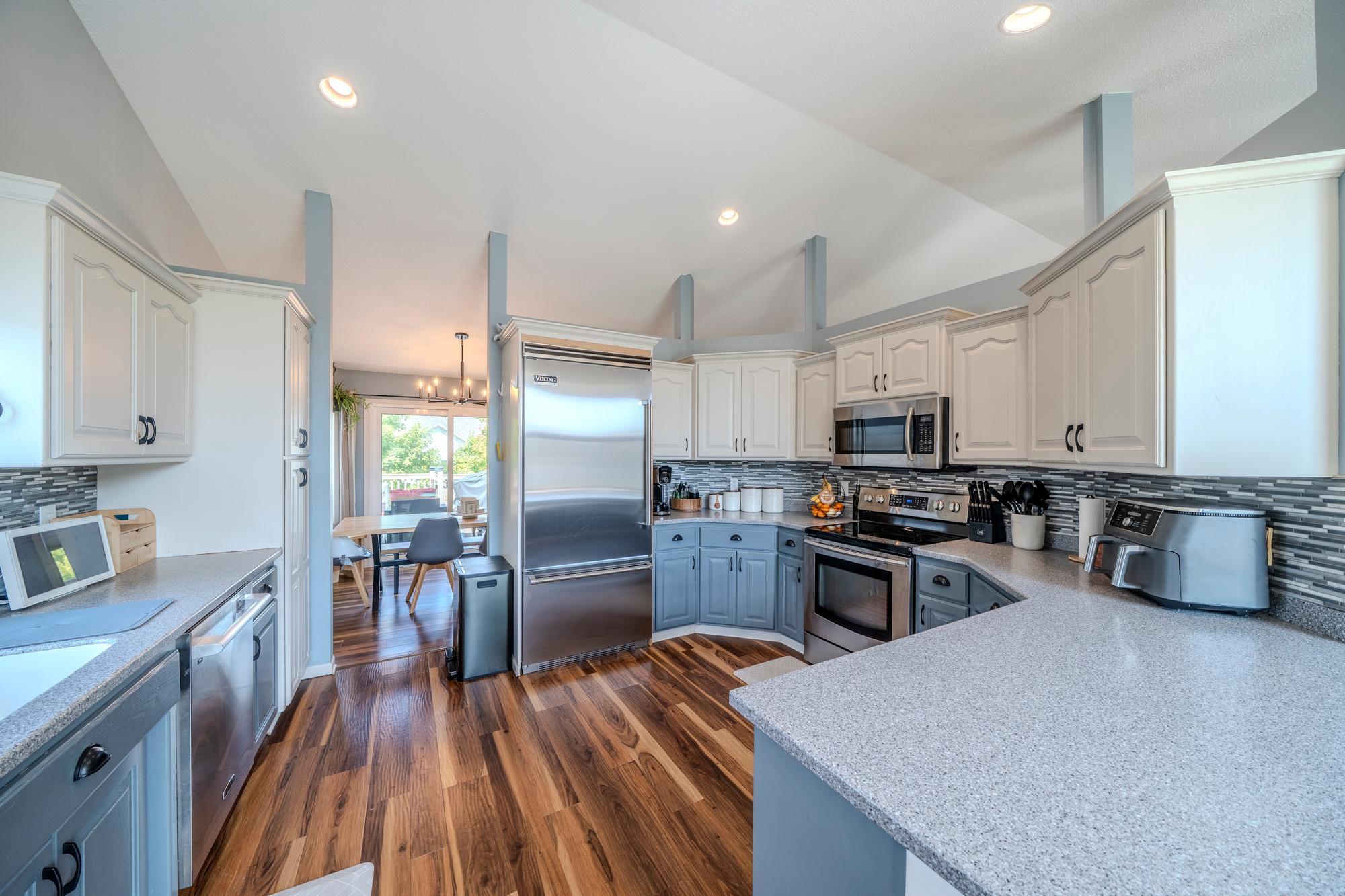 1998 single family home for sale at 2501 PARKVIEW Drive S in Fargo, ND — 4 bed, 3 bath (photo 6 of 32)