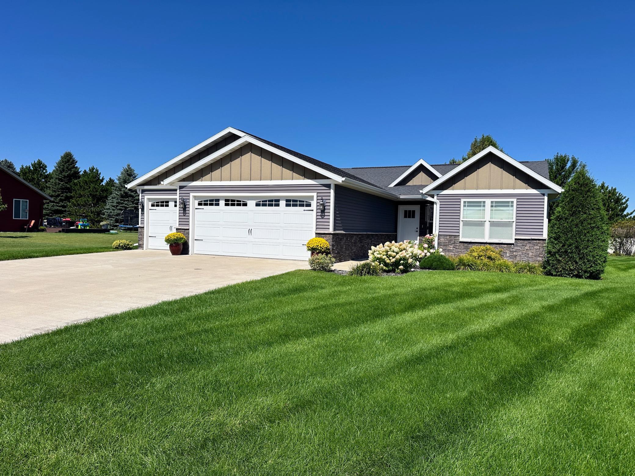 2014 single family home for sale at 600 14th Street NW in Perham, MN — 4 bed, 3 bath (photo 8 of 40)