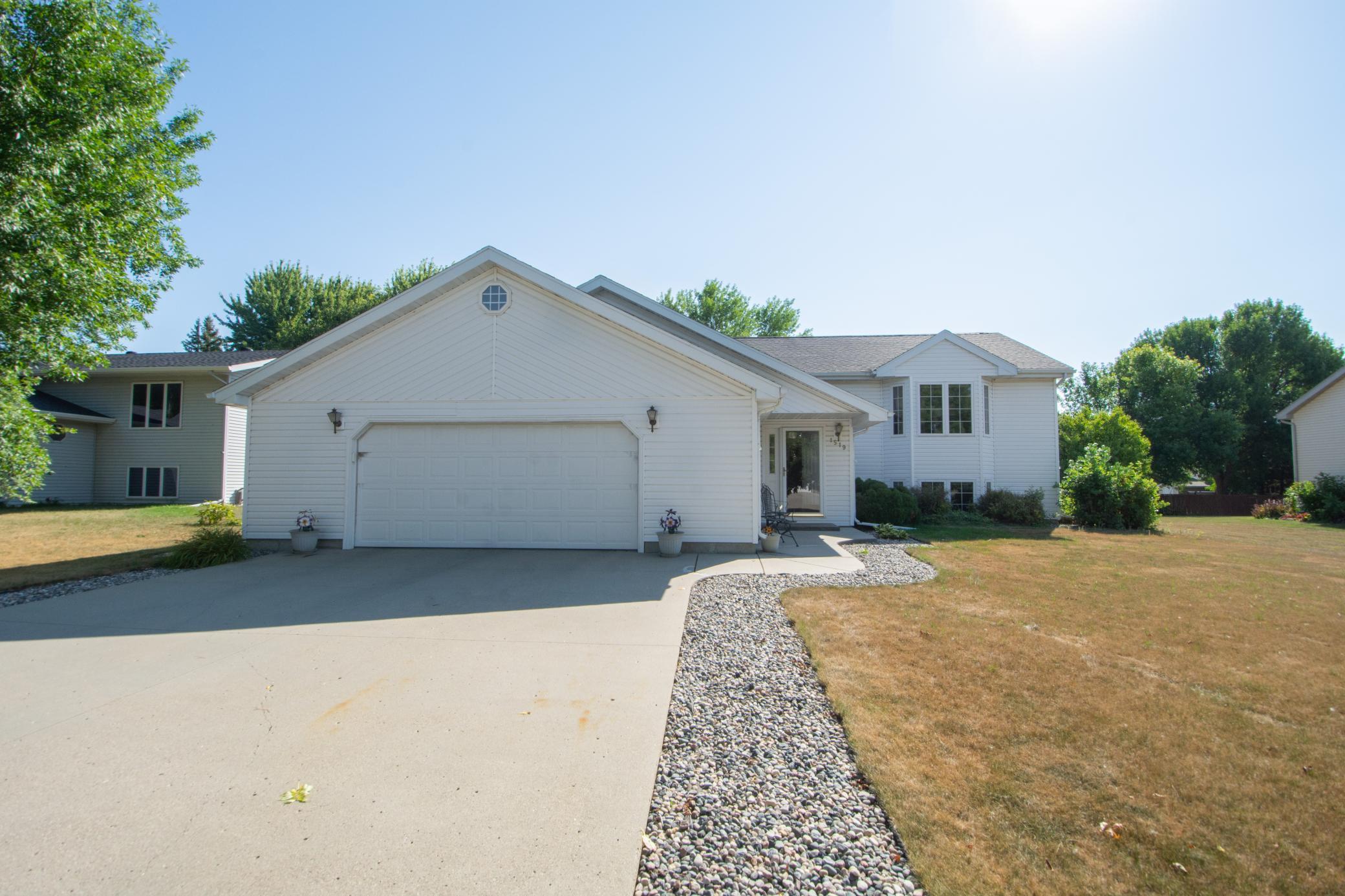 1999 single family home for sale at 1519 Sunset Boulevard in Hawley, MN — 4 bed, 2 bath (photo 2 of 47)