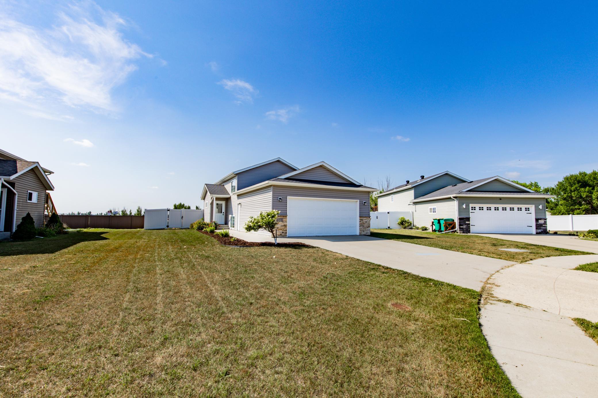 2016 single family home for sale at 613 5th Street E in Horace, ND — 3 bed, 2 bath (photo 2 of 38)