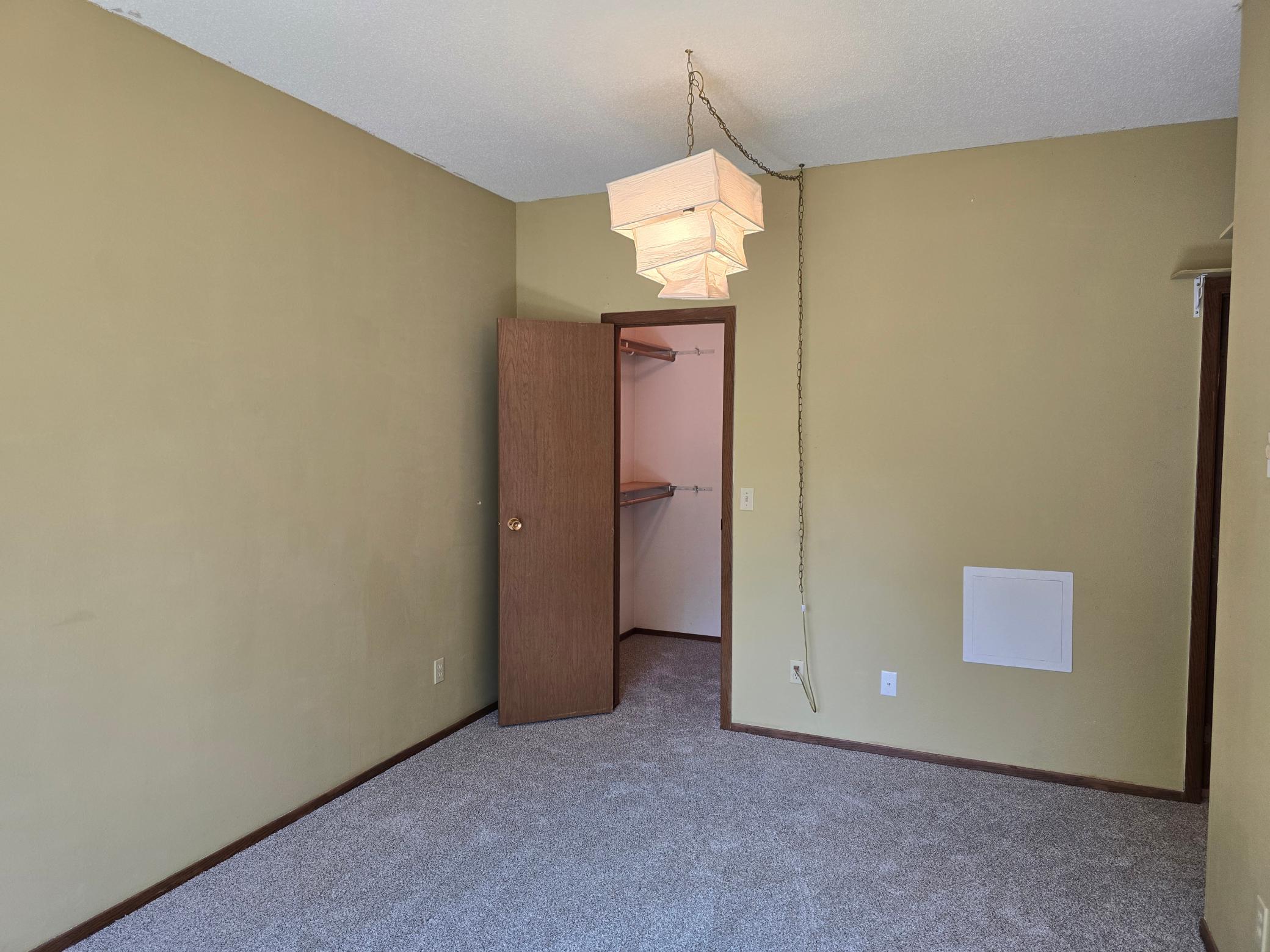 1985 condo for sale at 1727 27th Avenue S in Fargo, ND — 2 bed, 1 bath (photo 7 of 14)