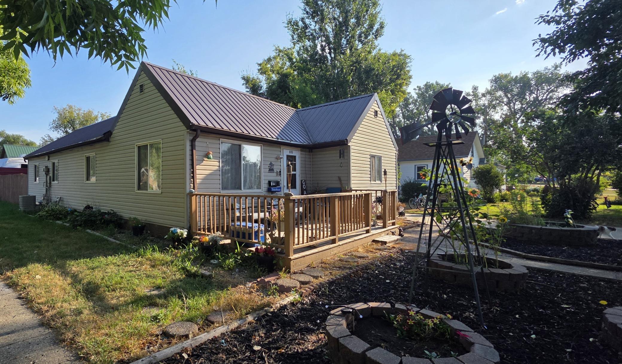 1920 single family home for sale at 805 4th Street NE in Valley City, ND — 2 bed, 1 bath (photo 20 of 24)
