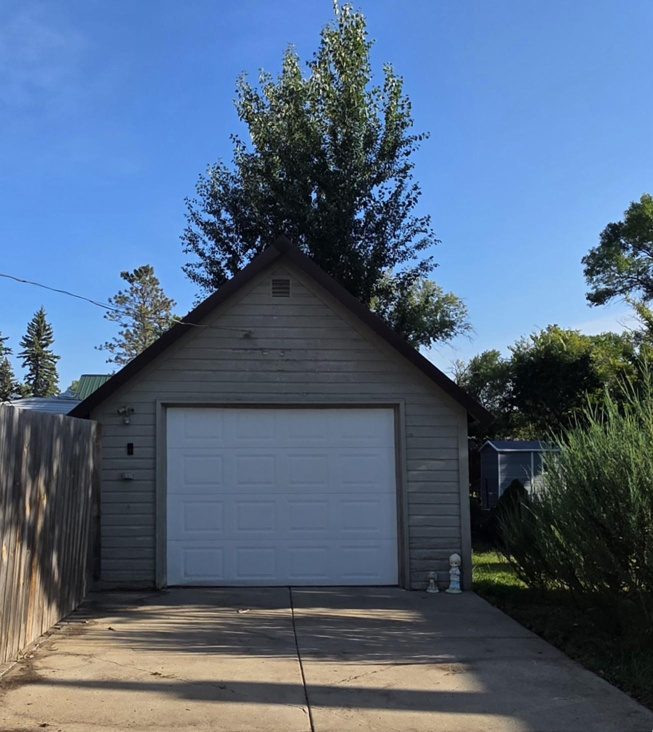 1920 single family home for sale at 805 4th Street NE in Valley City, ND — 2 bed, 1 bath (photo 21 of 24)