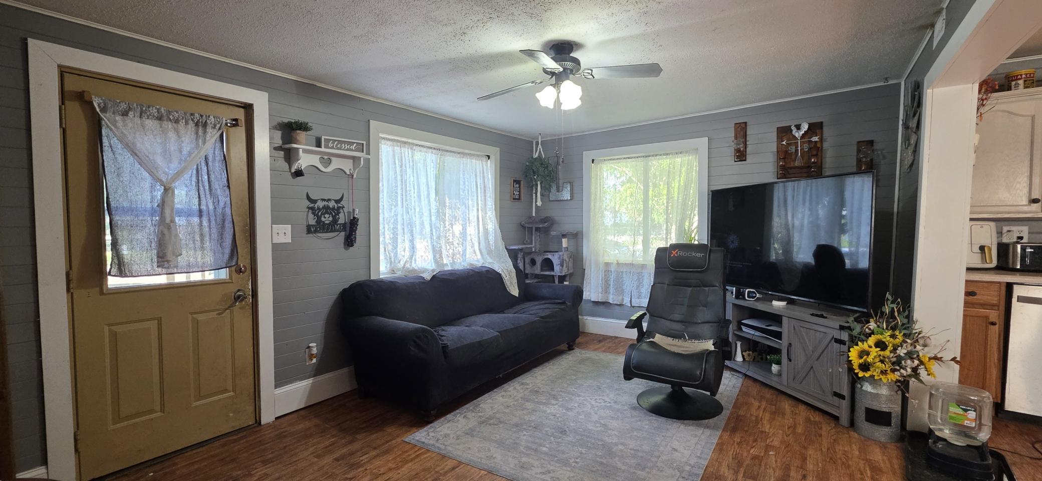 1920 single family home for sale at 805 4th Street NE in Valley City, ND — 2 bed, 1 bath (photo 4 of 24)