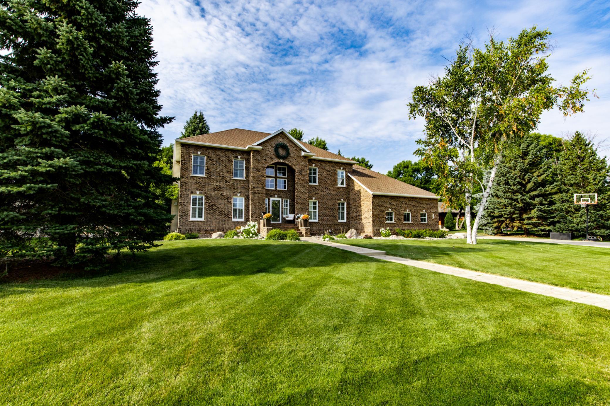 2002 single family home for sale at 461 20th Avenue E in West Fargo, ND — 5 bed, 4 bath (photo 2 of 112)