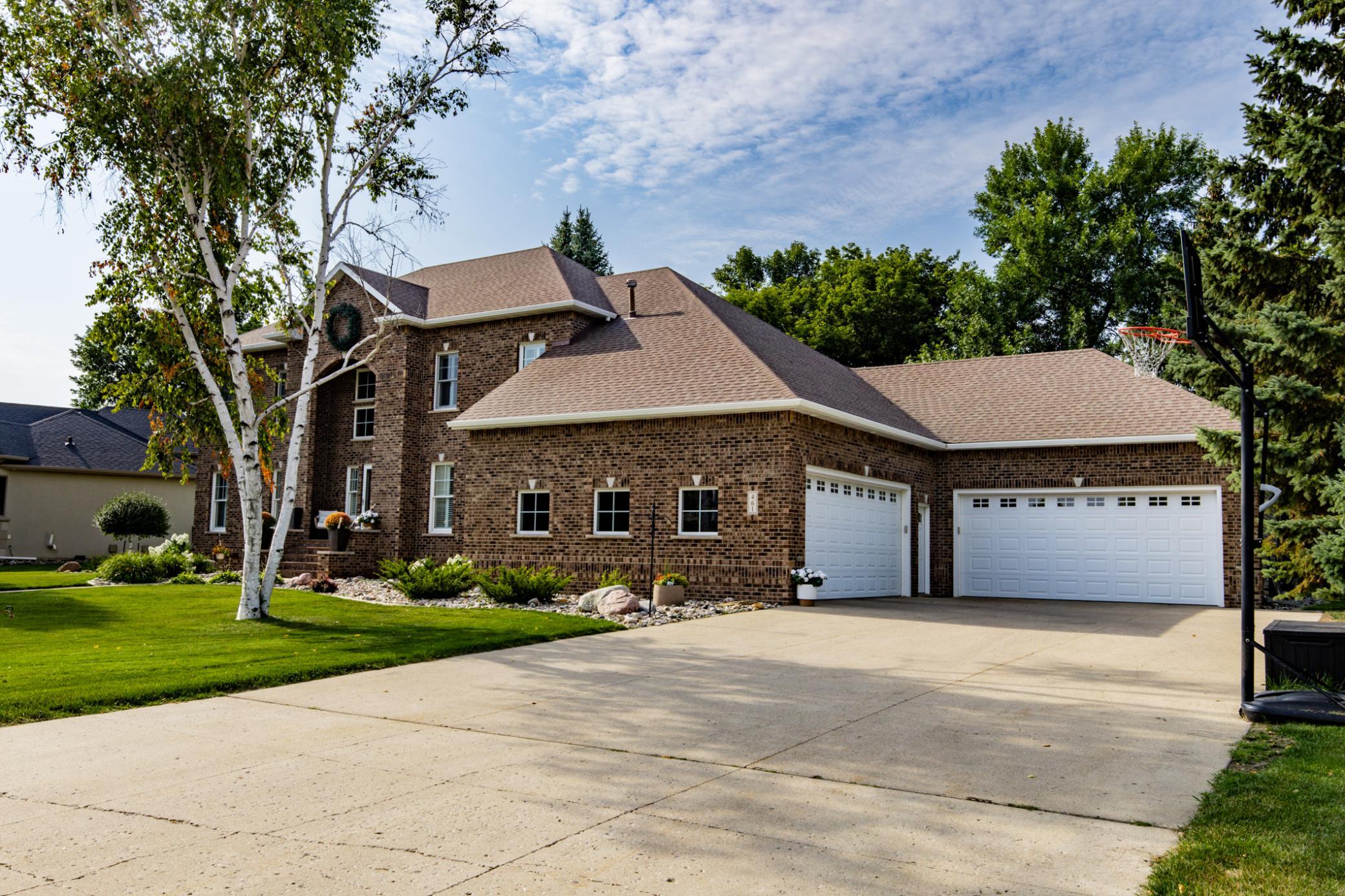2002 single family home for sale at 461 20th Avenue E in West Fargo, ND — 5 bed, 4 bath (photo 6 of 112)