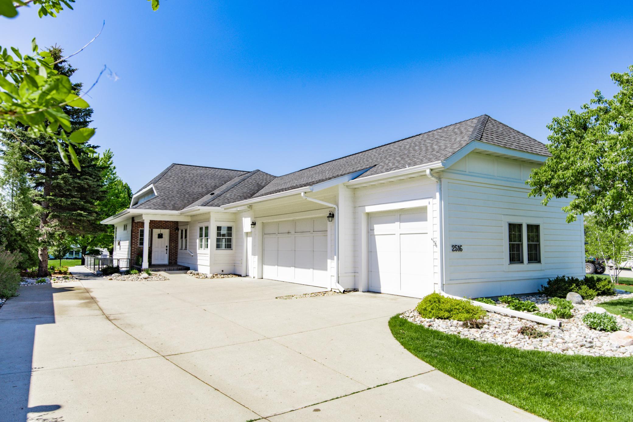 2006 single family home for sale at 2516 Rose Creek Parkway S in Fargo, ND — 4 bed, 3 bath (photo 2 of 66)