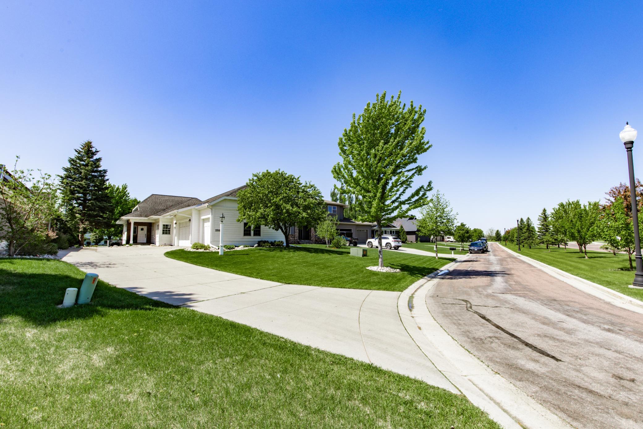2006 single family home for sale at 2516 Rose Creek Parkway S in Fargo, ND — 4 bed, 3 bath (photo 3 of 66)