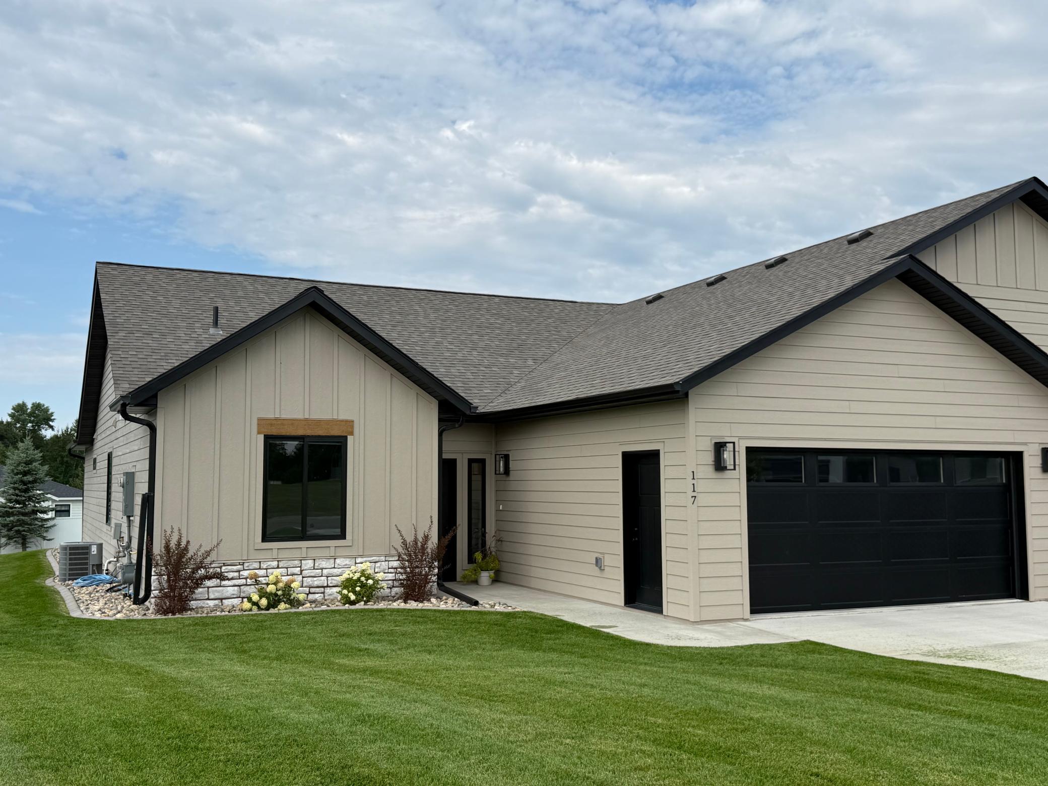 2024 twin home for sale at 117 Altavista Drive in Detroit Lakes, MN — 3 bed, 2 bath (photo 3 of 37)