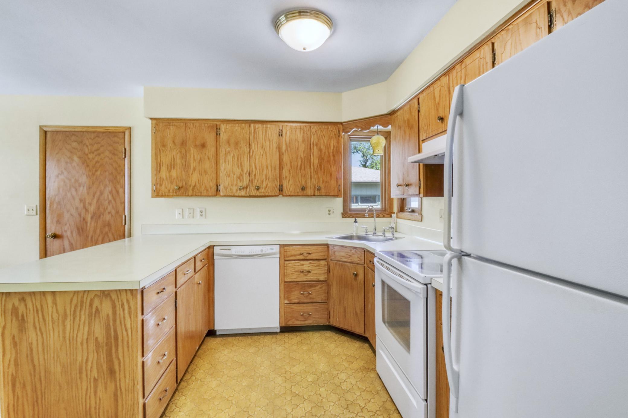1967 single family home for sale at 2307 11th Street S in Fargo, ND — 4 bed, 2 bath (photo 12 of 46)