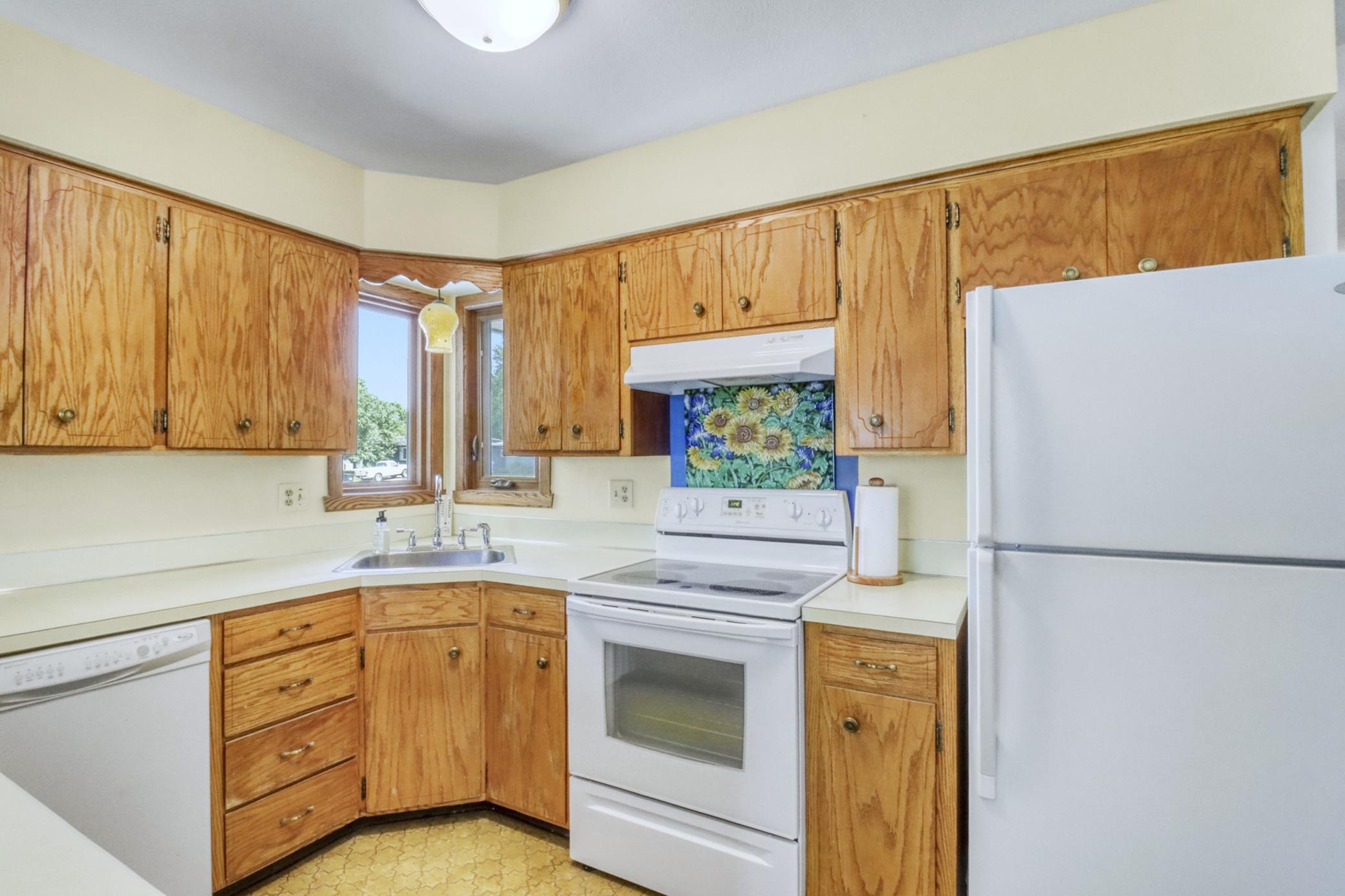 1967 single family home for sale at 2307 11th Street S in Fargo, ND — 4 bed, 2 bath (photo 13 of 46)