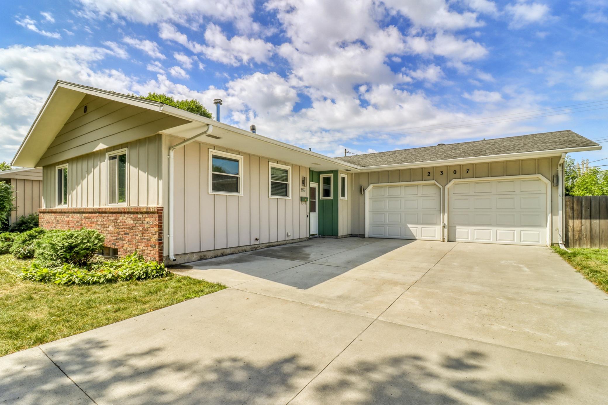 1967 single family home for sale at 2307 11th Street S in Fargo, ND — 4 bed, 2 bath (photo 3 of 46)