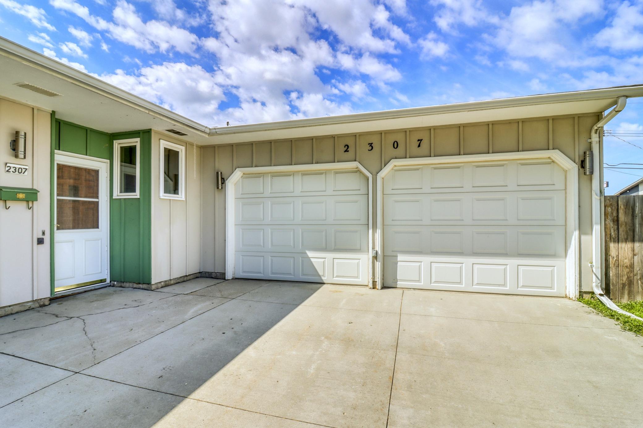 1967 single family home for sale at 2307 11th Street S in Fargo, ND — 4 bed, 2 bath (photo 4 of 46)