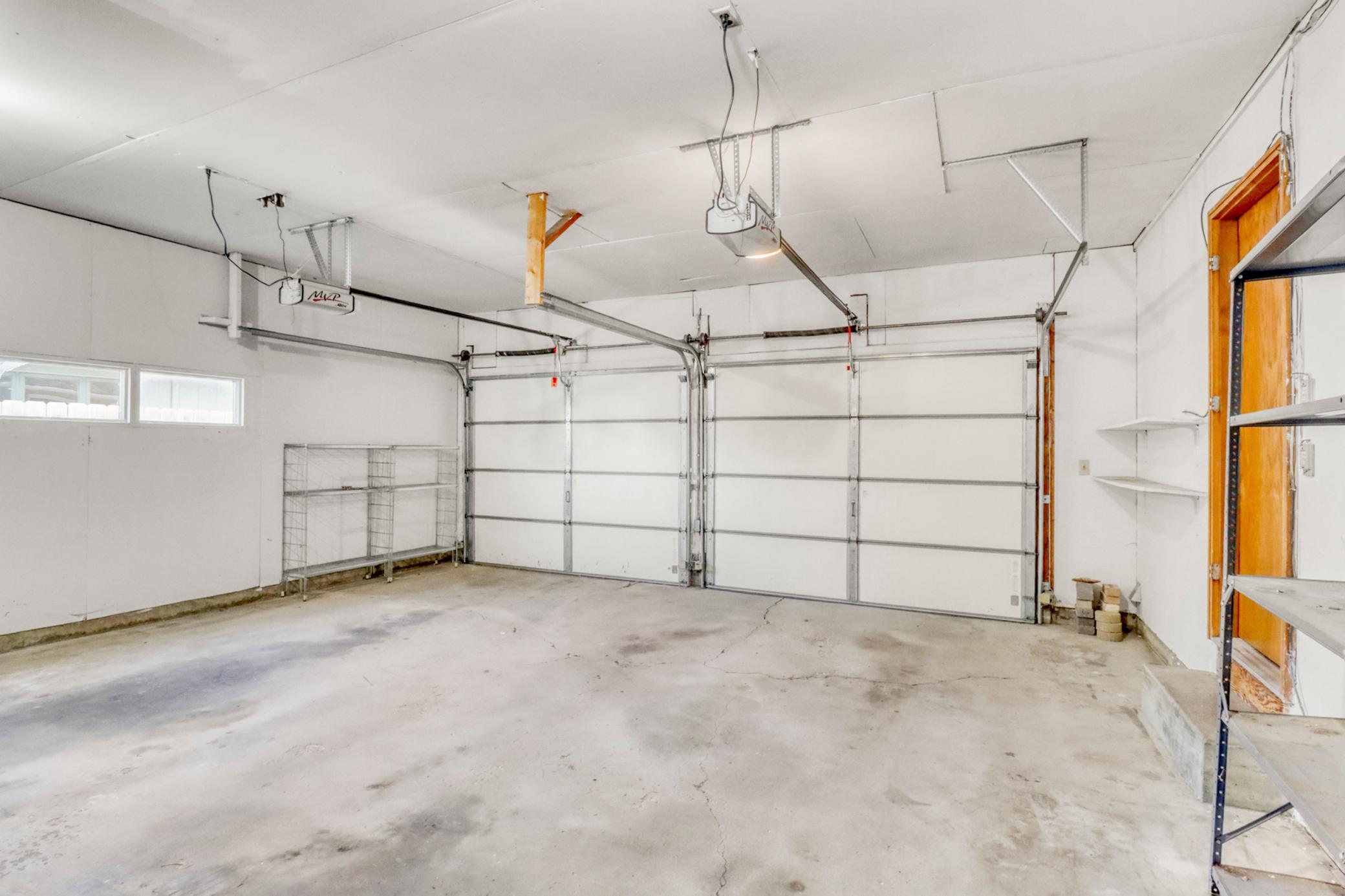 1967 single family home for sale at 2307 11th Street S in Fargo, ND — 4 bed, 2 bath (photo 5 of 46)