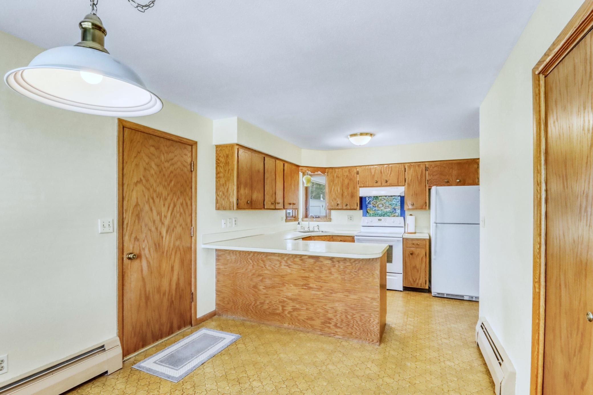 1967 single family home for sale at 2307 11th Street S in Fargo, ND — 4 bed, 2 bath (photo 7 of 46)