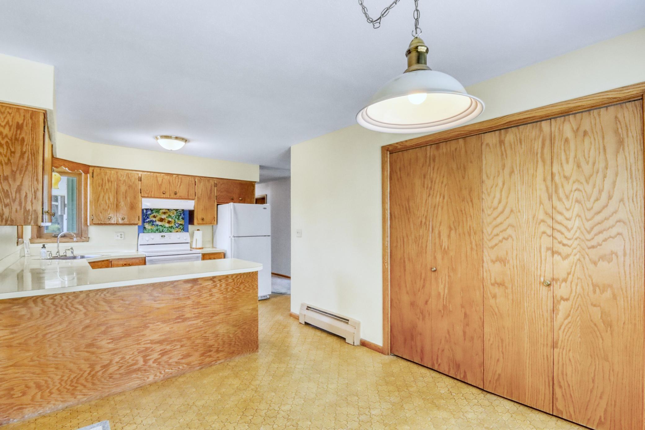 1967 single family home for sale at 2307 11th Street S in Fargo, ND — 4 bed, 2 bath (photo 8 of 46)