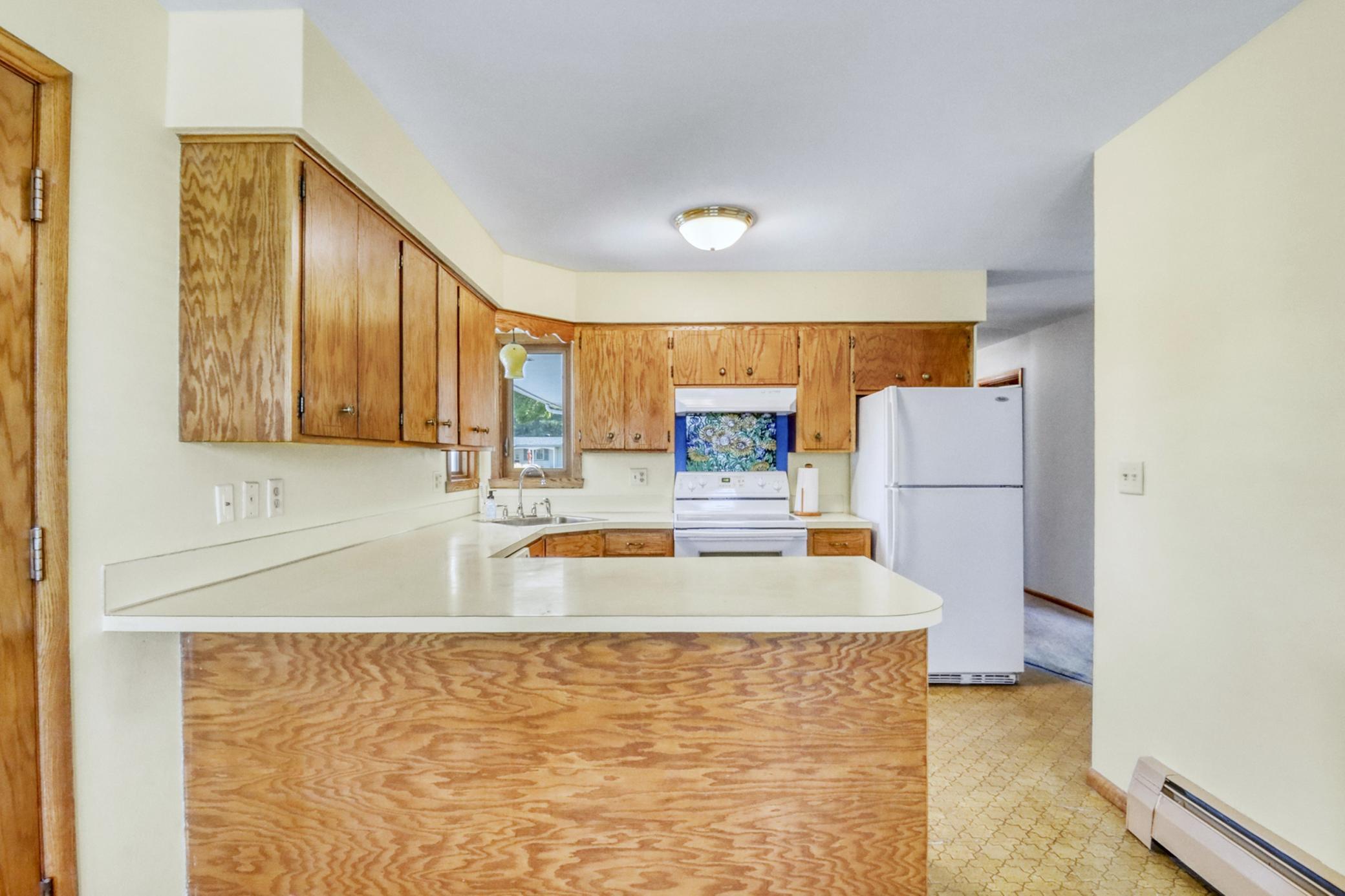 1967 single family home for sale at 2307 11th Street S in Fargo, ND — 4 bed, 2 bath (photo 9 of 46)