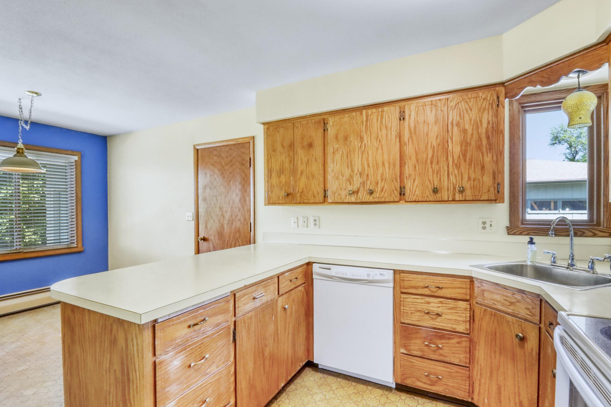1967 single family home for sale at 2307 11th Street S in Fargo, ND — 4 bed, 2 bath (photo 10 of 46)