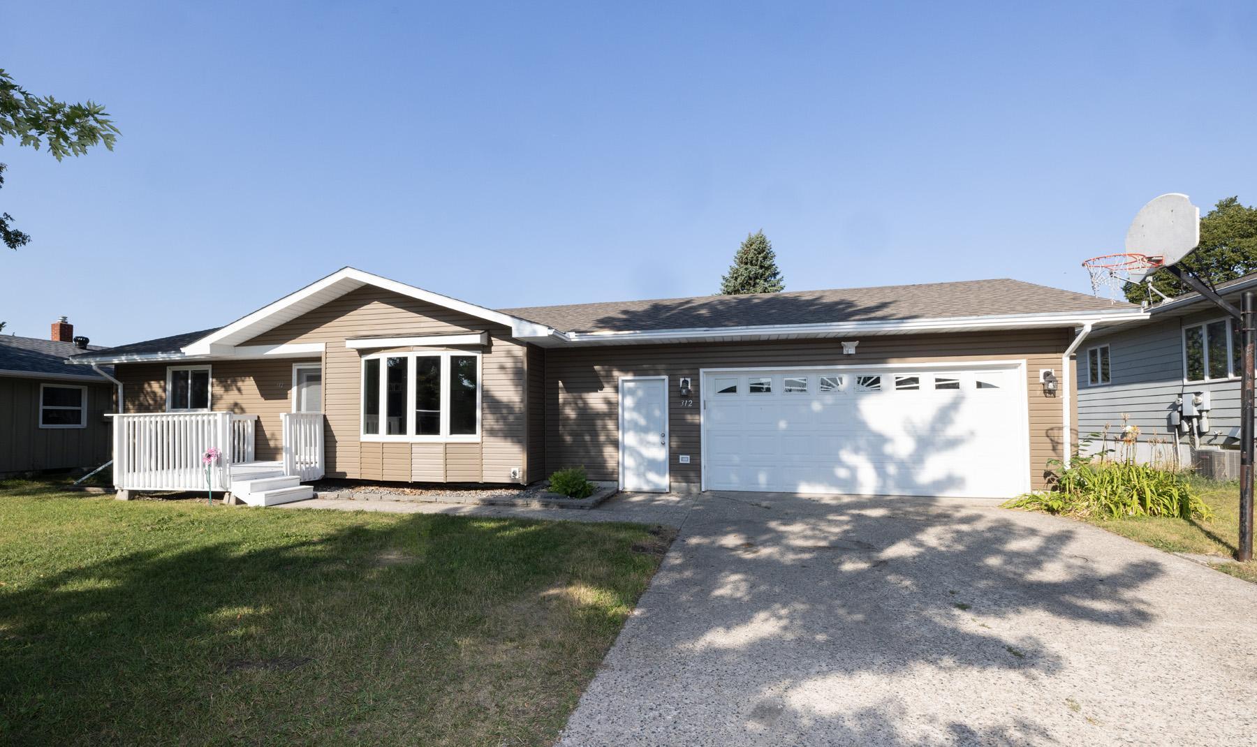 1974 single family home for sale at 312 3rd Avenue E in Halstad, MN — 4 bed, 2 bath (photo 2 of 33)