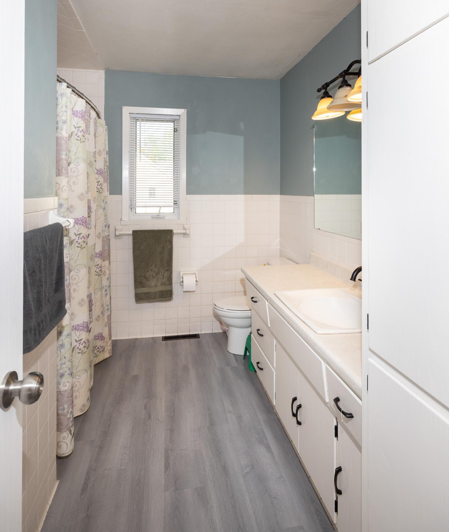 1974 single family home for sale at 312 3rd Avenue E in Halstad, MN — 4 bed, 2 bath (photo 15 of 33)