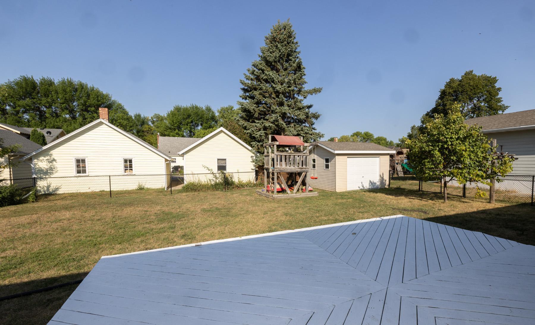 1974 single family home for sale at 312 3rd Avenue E in Halstad, MN — 4 bed, 2 bath (photo 32 of 33)