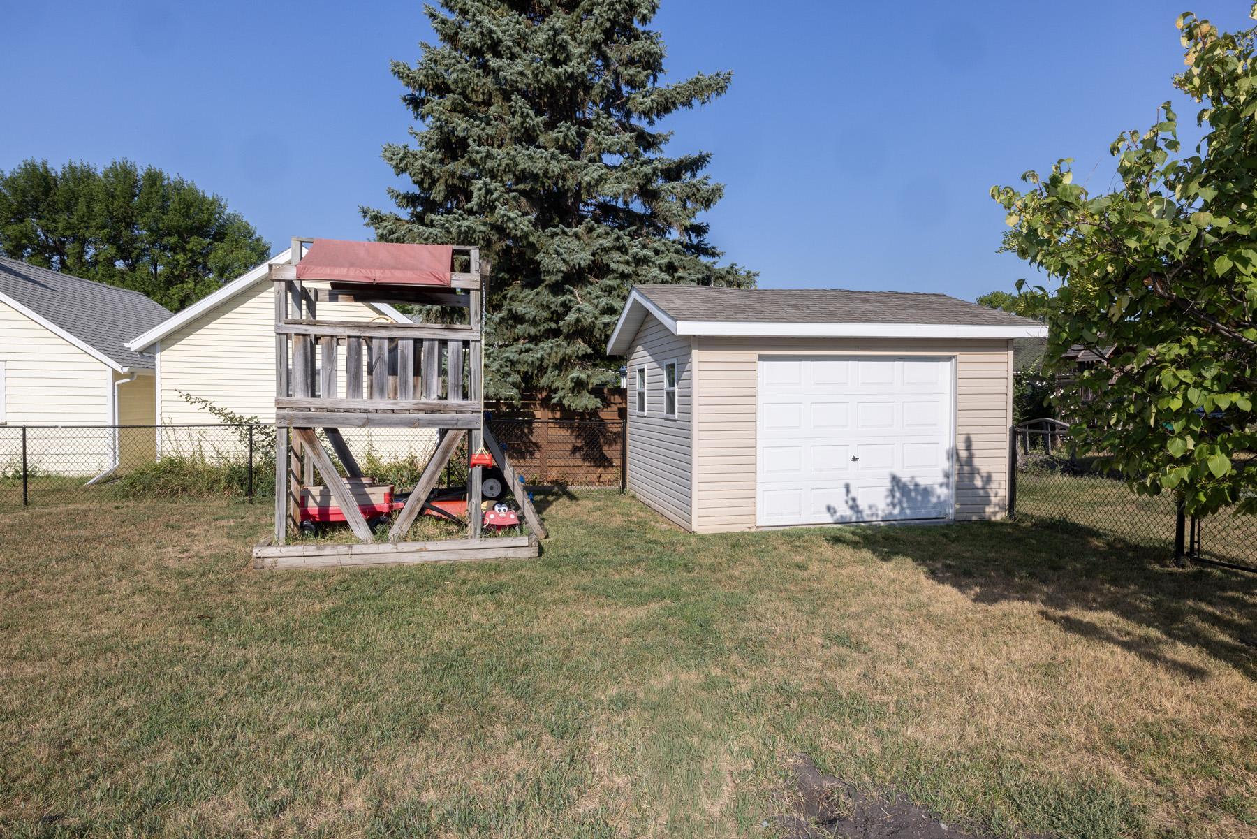 1974 single family home for sale at 312 3rd Avenue E in Halstad, MN — 4 bed, 2 bath (photo 33 of 33)