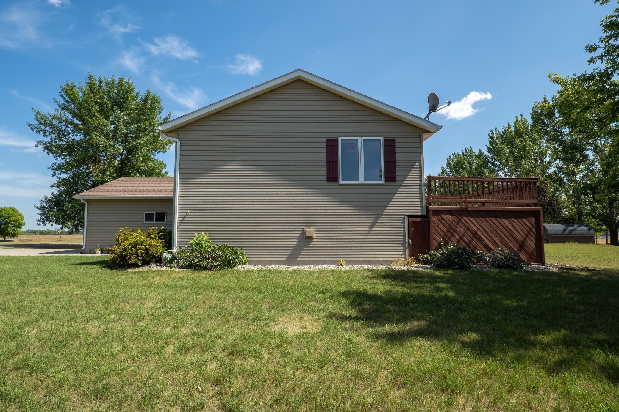 1994 single family home for sale at 621 Southview Drive in Hendrum, MN — 4 bed, 2 bath (photo 2 of 27)