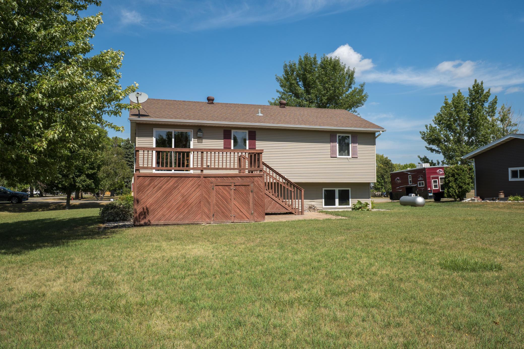 1994 single family home for sale at 621 Southview Drive in Hendrum, MN — 4 bed, 2 bath (photo 3 of 27)