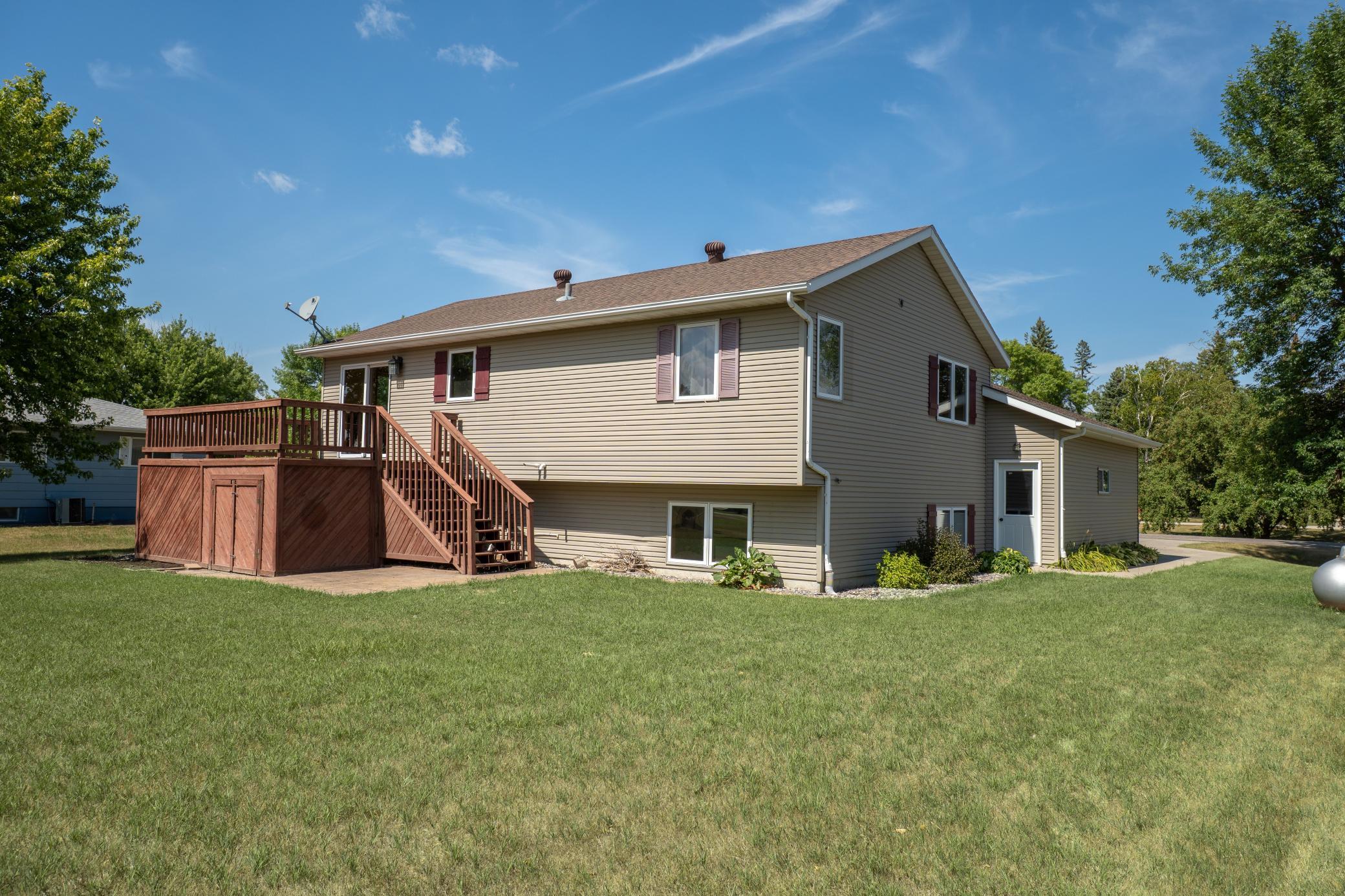 1994 single family home for sale at 621 Southview Drive in Hendrum, MN — 4 bed, 2 bath (photo 4 of 27)