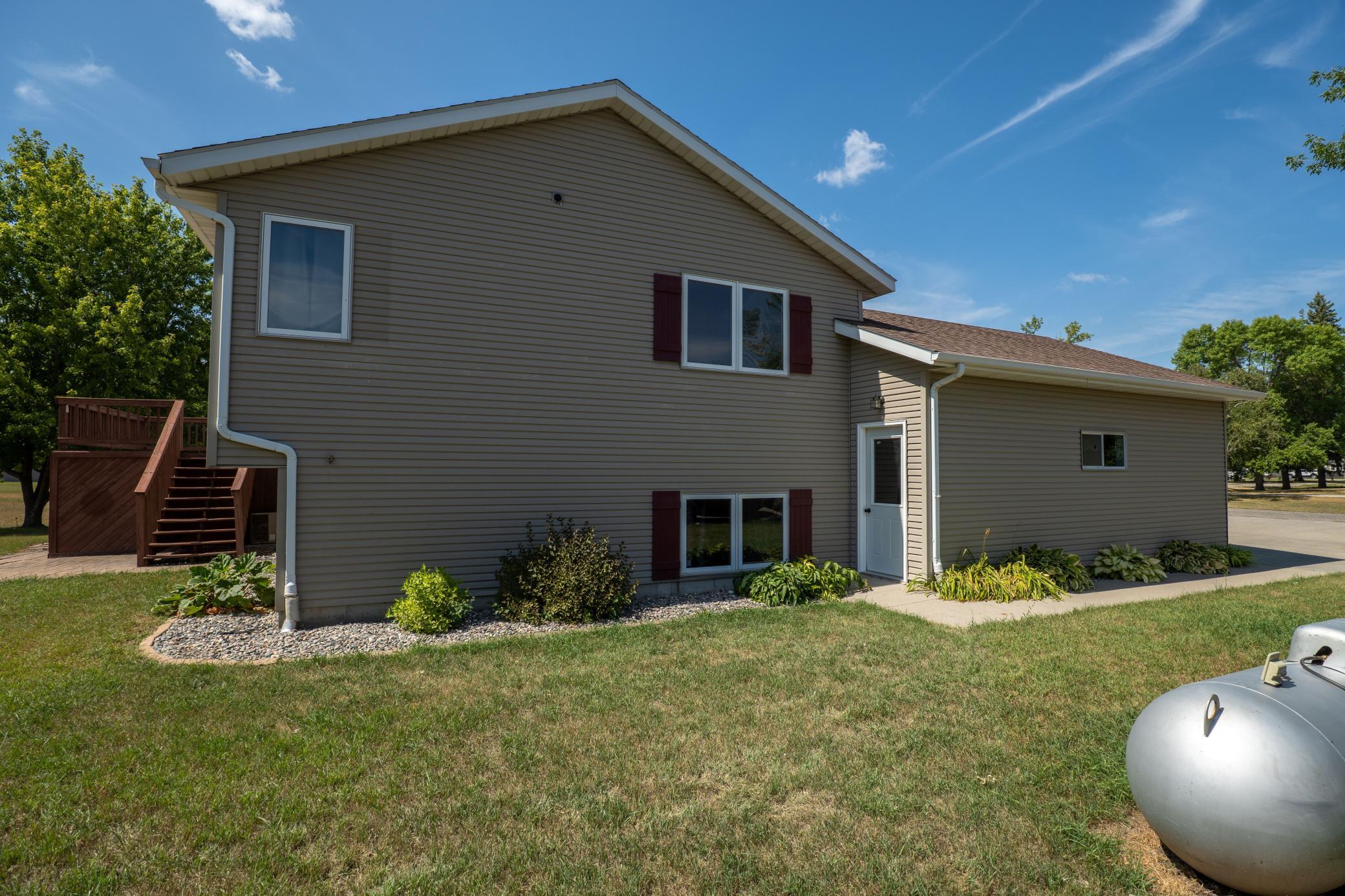 1994 single family home for sale at 621 Southview Drive in Hendrum, MN — 4 bed, 2 bath (photo 5 of 27)