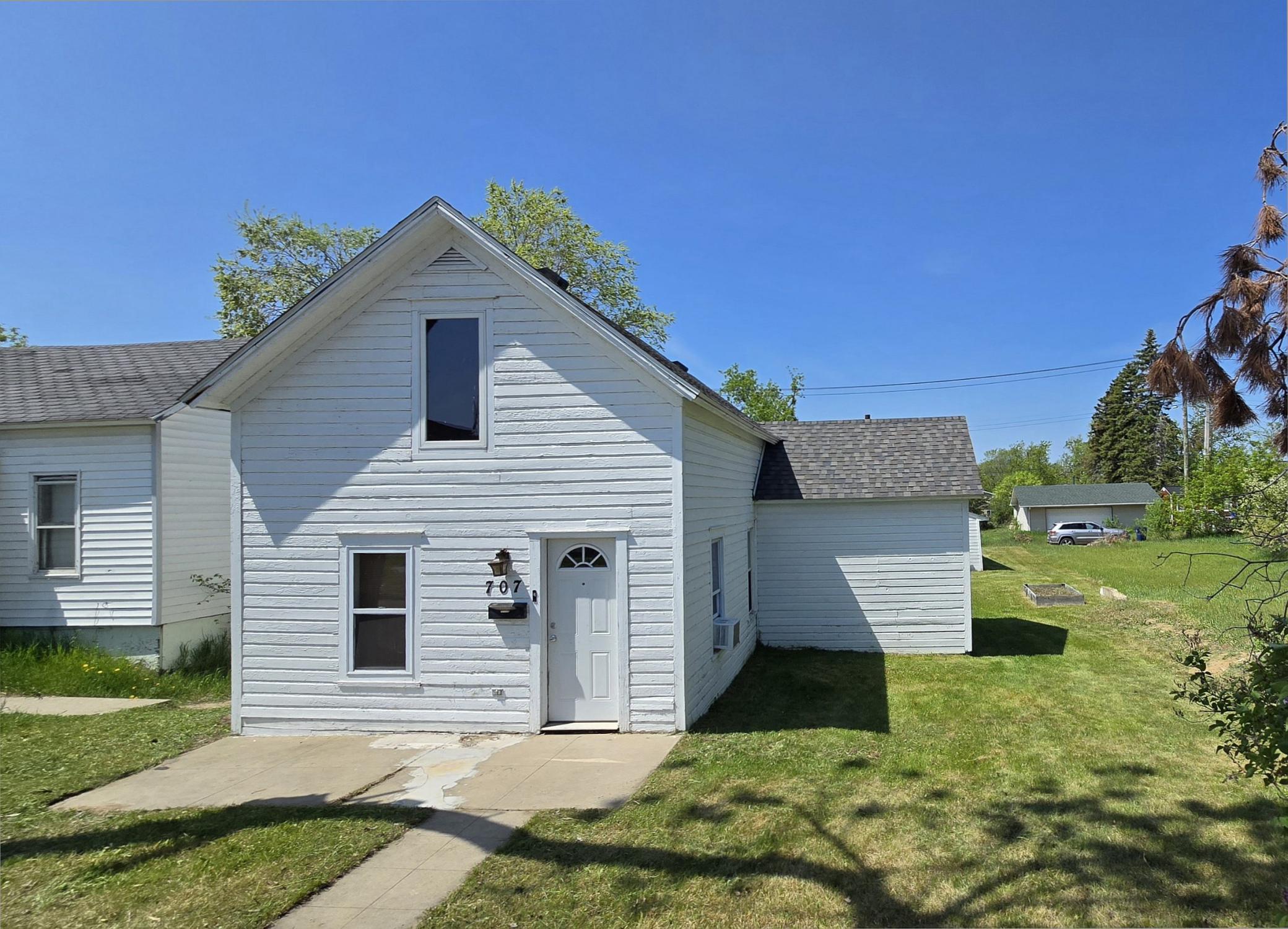 1900 single family home for sale at 707 Irvine Avenue NW in Bemidji, MN — 3 bed, 1 bath (photo 2 of 22)