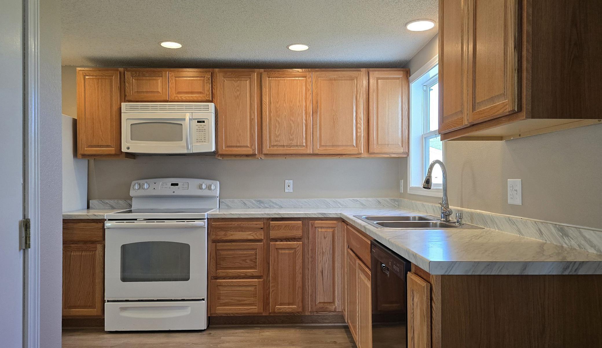 1900 single family home for sale at 707 Irvine Avenue NW in Bemidji, MN — 3 bed, 1 bath (photo 3 of 22)