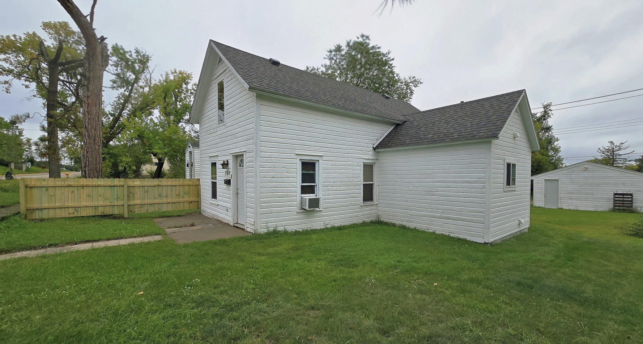 1900 single family home for sale at 707 Irvine Avenue NW in Bemidji, MN — 3 bed, 1 bath (photo 2 of 24)