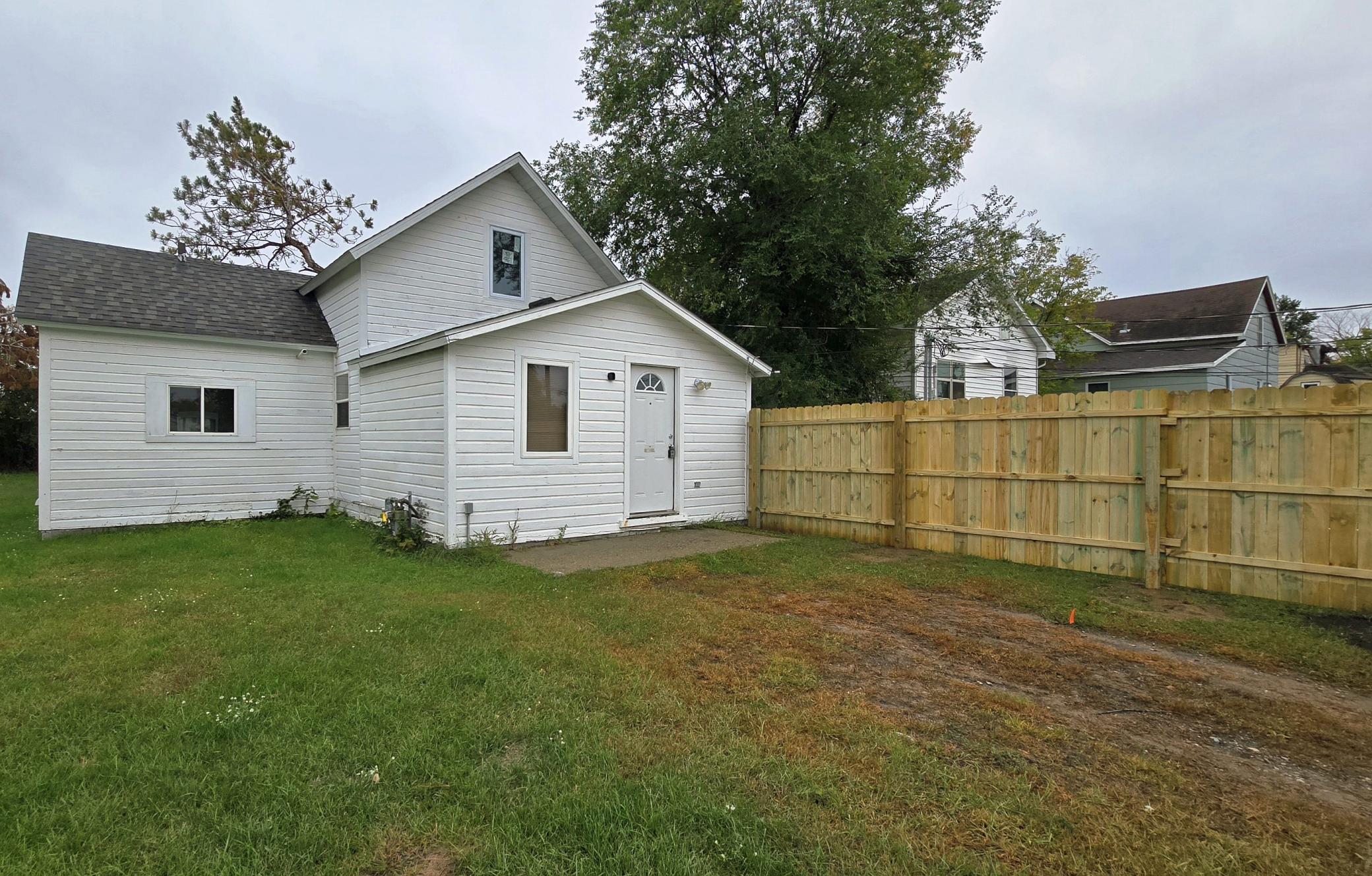 1900 single family home for sale at 707 Irvine Avenue NW in Bemidji, MN — 3 bed, 1 bath (photo 3 of 24)