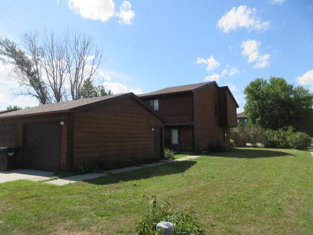 1981 townhouse for sale at 2001 Park Boulevard S in Fargo, ND — 3 bed, 2 bath (photo 2 of 42)