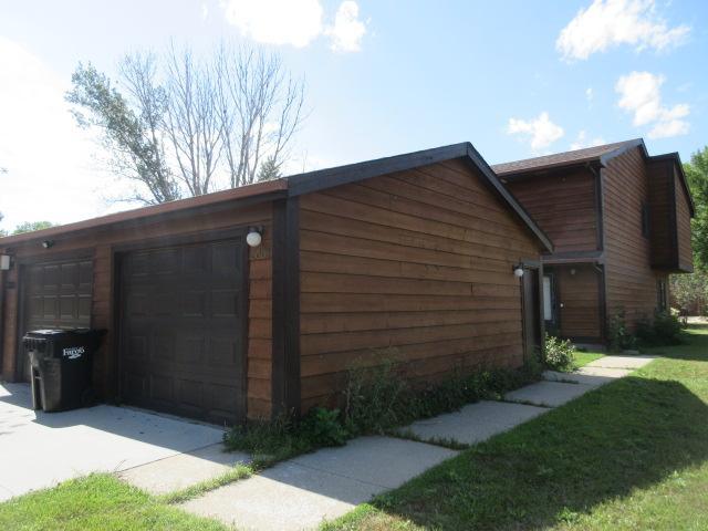 1981 townhouse for sale at 2001 Park Boulevard S in Fargo, ND — 3 bed, 2 bath (photo 3 of 42)