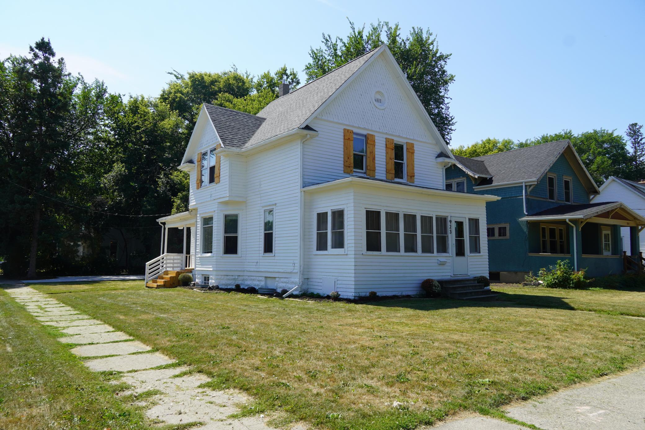 1905 single family home for sale at 923 7th Avenue S in Moorhead, MN — 5 bed, 2 bath (photo 2 of 19)