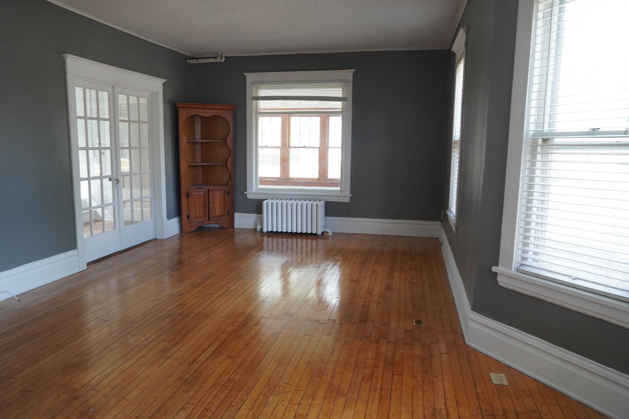 1905 single family home for sale at 923 7th Avenue S in Moorhead, MN — 5 bed, 2 bath (photo 11 of 19)