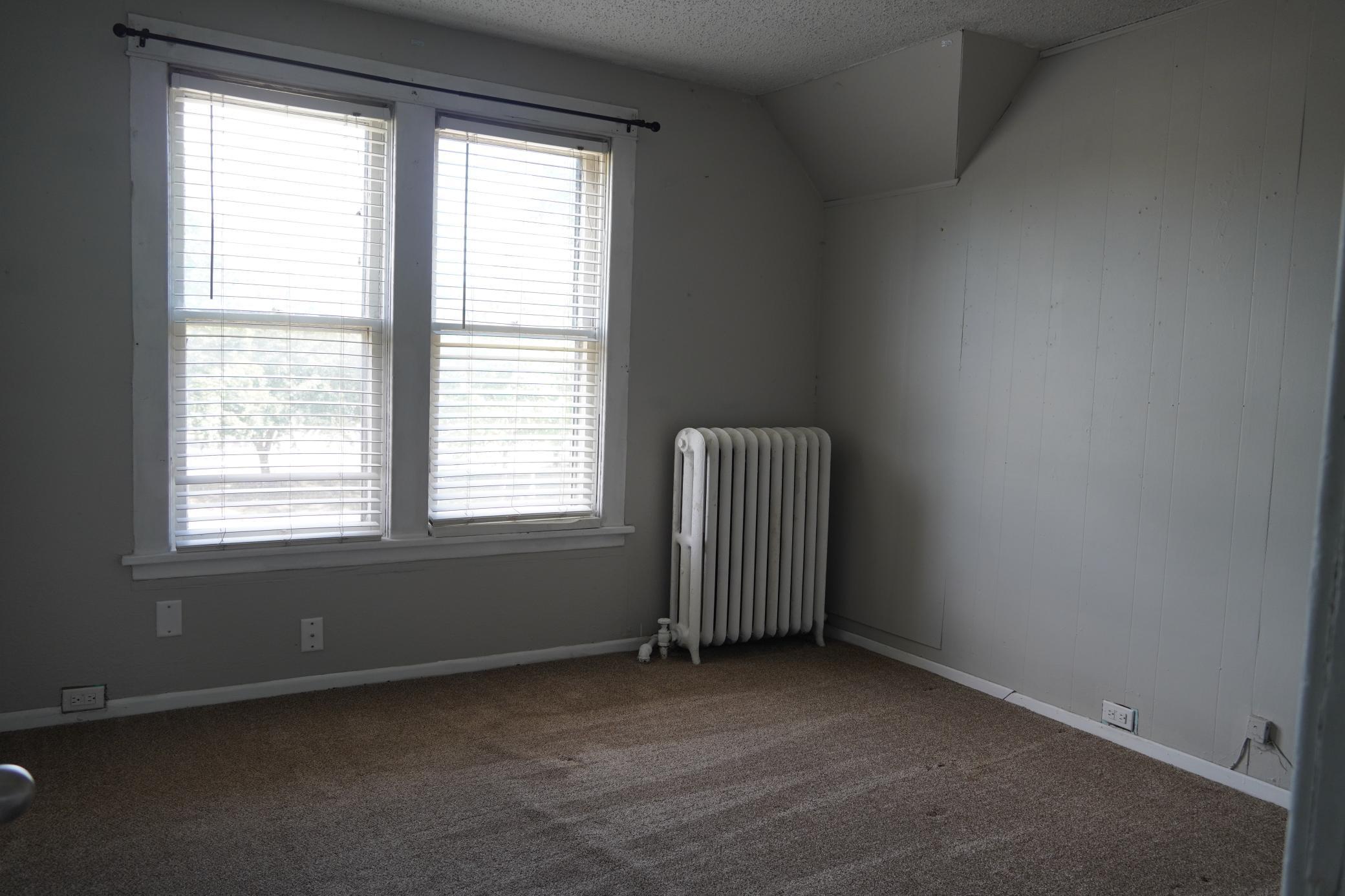 1905 single family home for sale at 923 7th Avenue S in Moorhead, MN — 5 bed, 2 bath (photo 12 of 19)