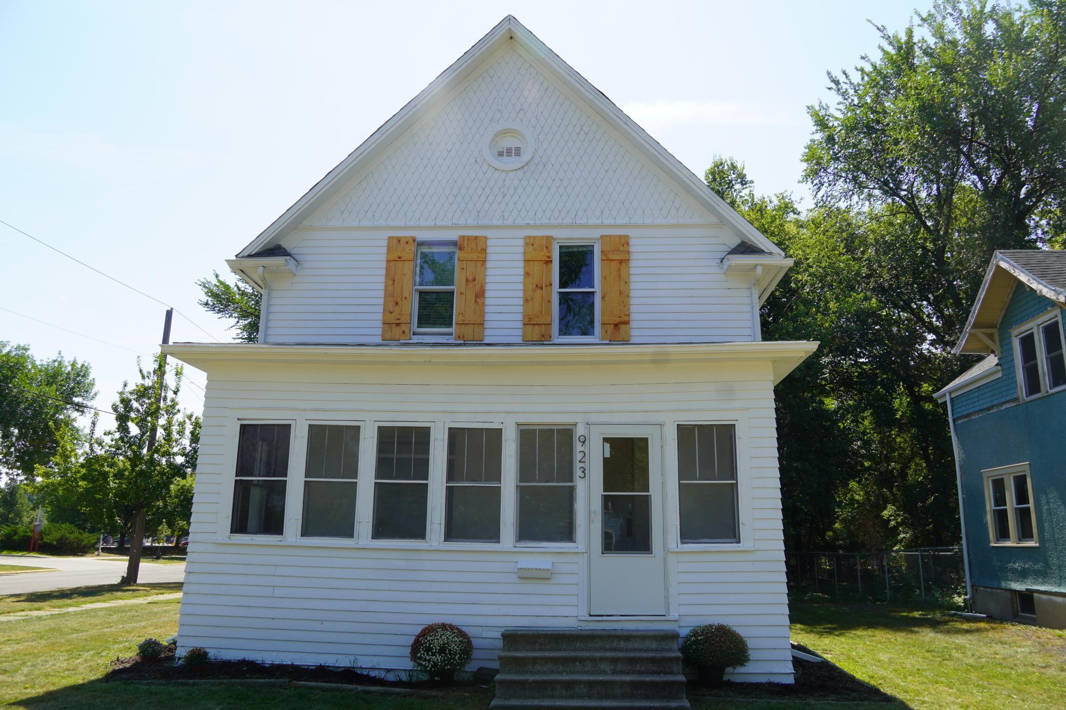 1905 single family home for sale at 923 7th Avenue S in Moorhead, MN — 5 bed, 2 bath (photo 3 of 19)