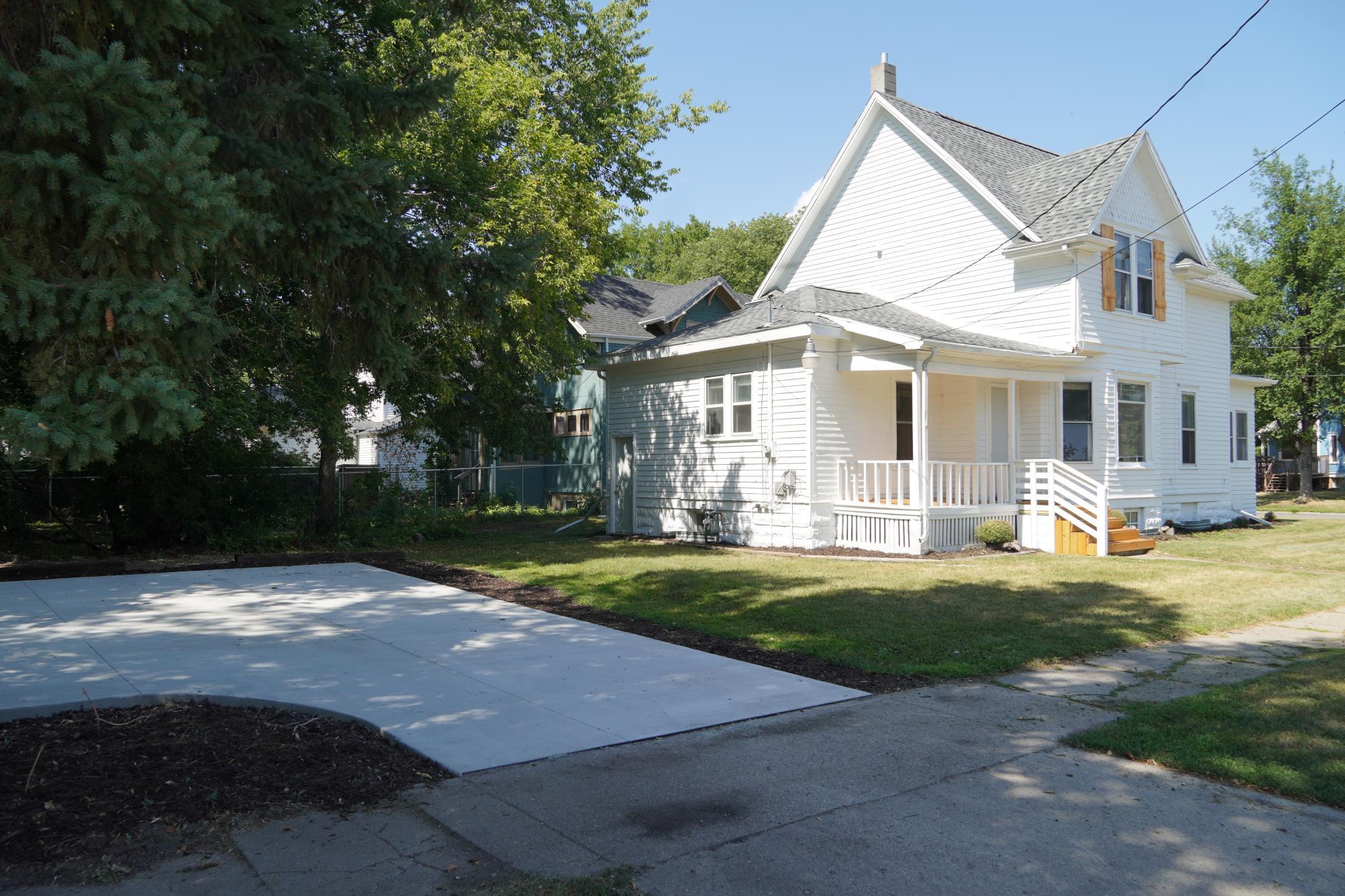 1905 single family home for sale at 923 7th Avenue S in Moorhead, MN — 5 bed, 2 bath (photo 5 of 19)