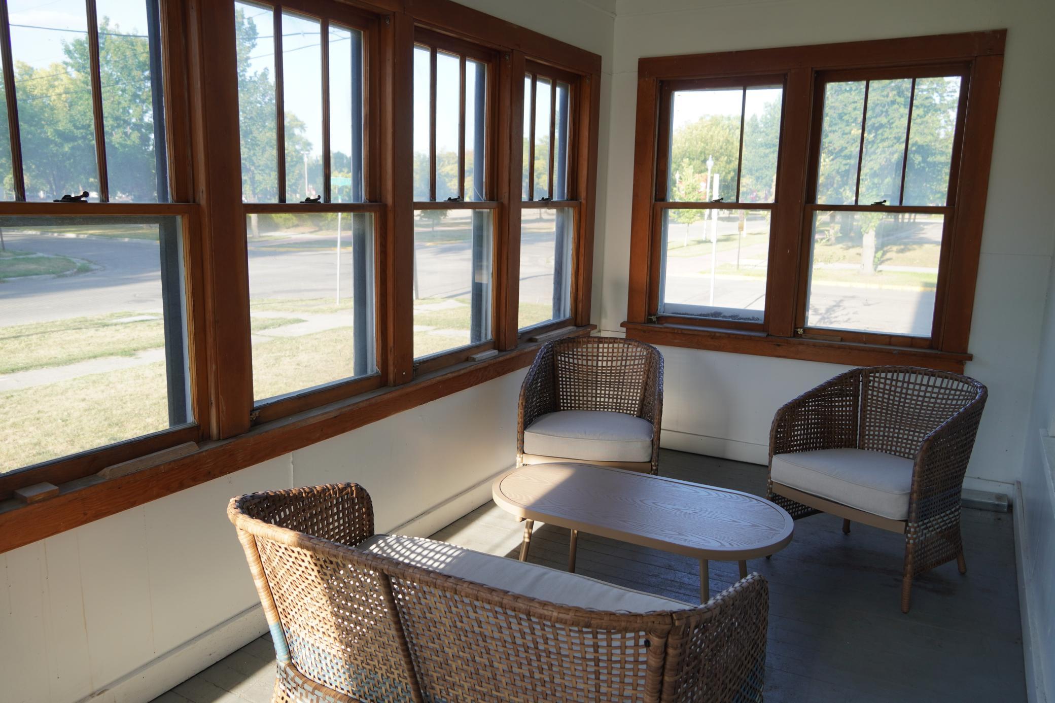 1905 single family home for sale at 923 7th Avenue S in Moorhead, MN — 5 bed, 2 bath (photo 6 of 19)