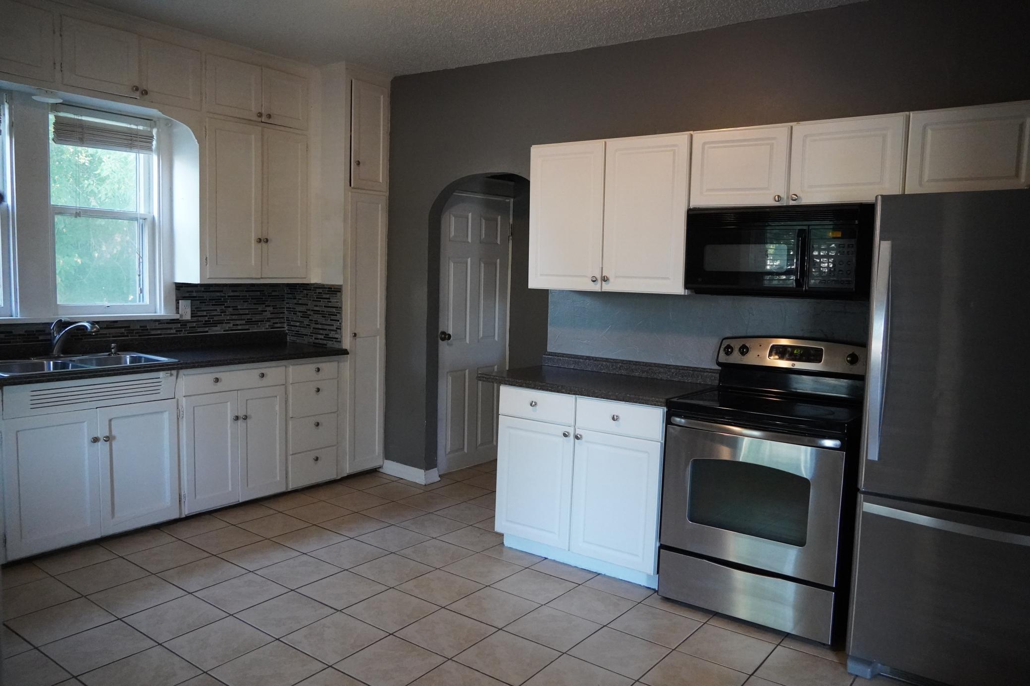 1905 single family home for sale at 923 7th Avenue S in Moorhead, MN — 5 bed, 2 bath (photo 7 of 19)