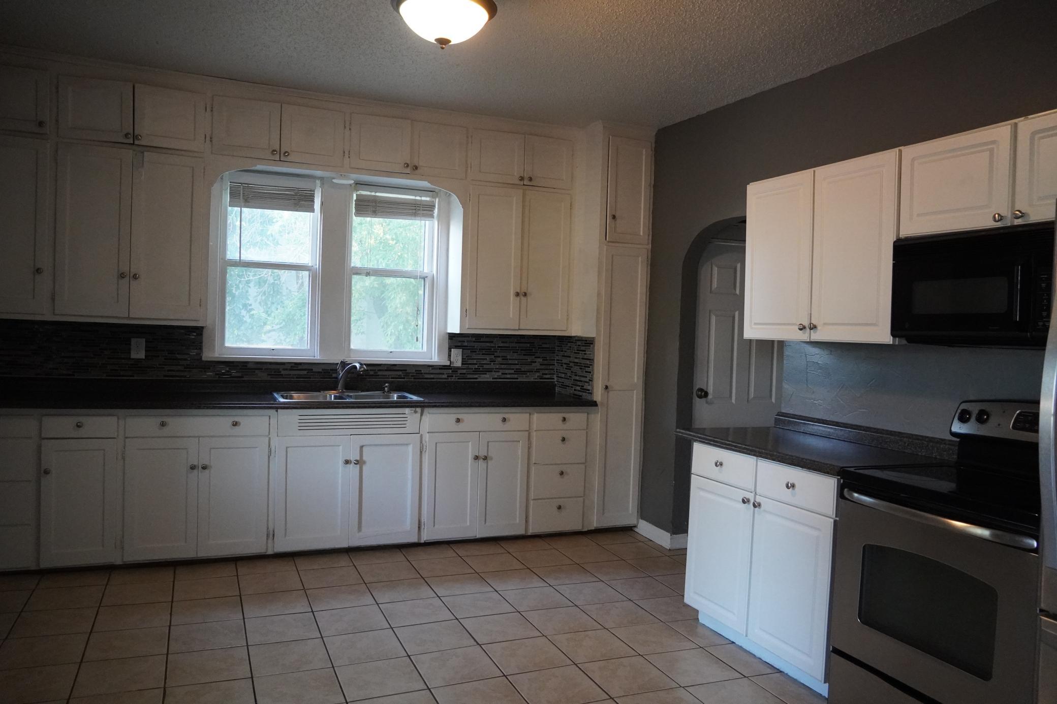 1905 single family home for sale at 923 7th Avenue S in Moorhead, MN — 5 bed, 2 bath (photo 8 of 19)