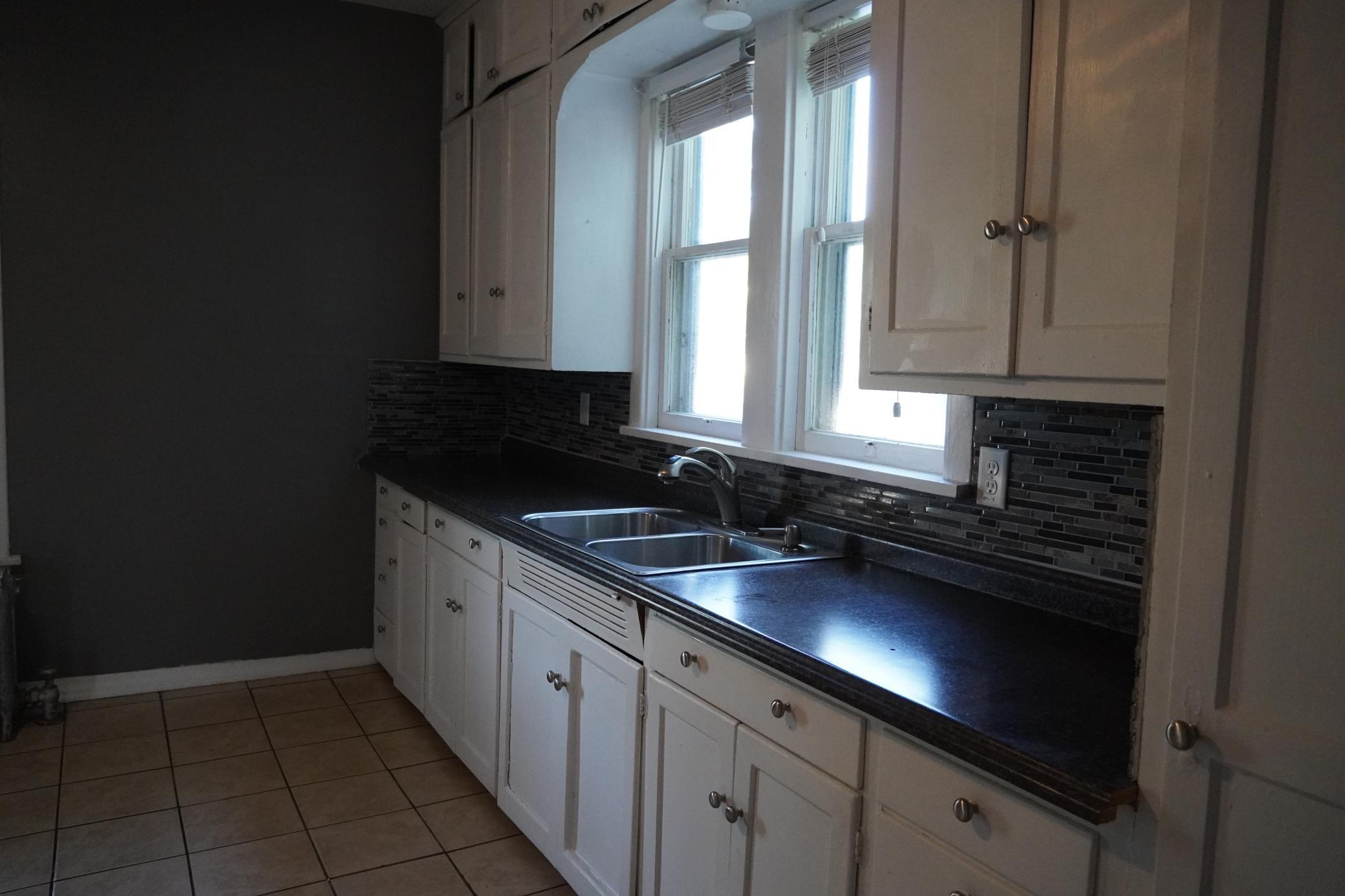 1905 single family home for sale at 923 7th Avenue S in Moorhead, MN — 5 bed, 2 bath (photo 9 of 19)