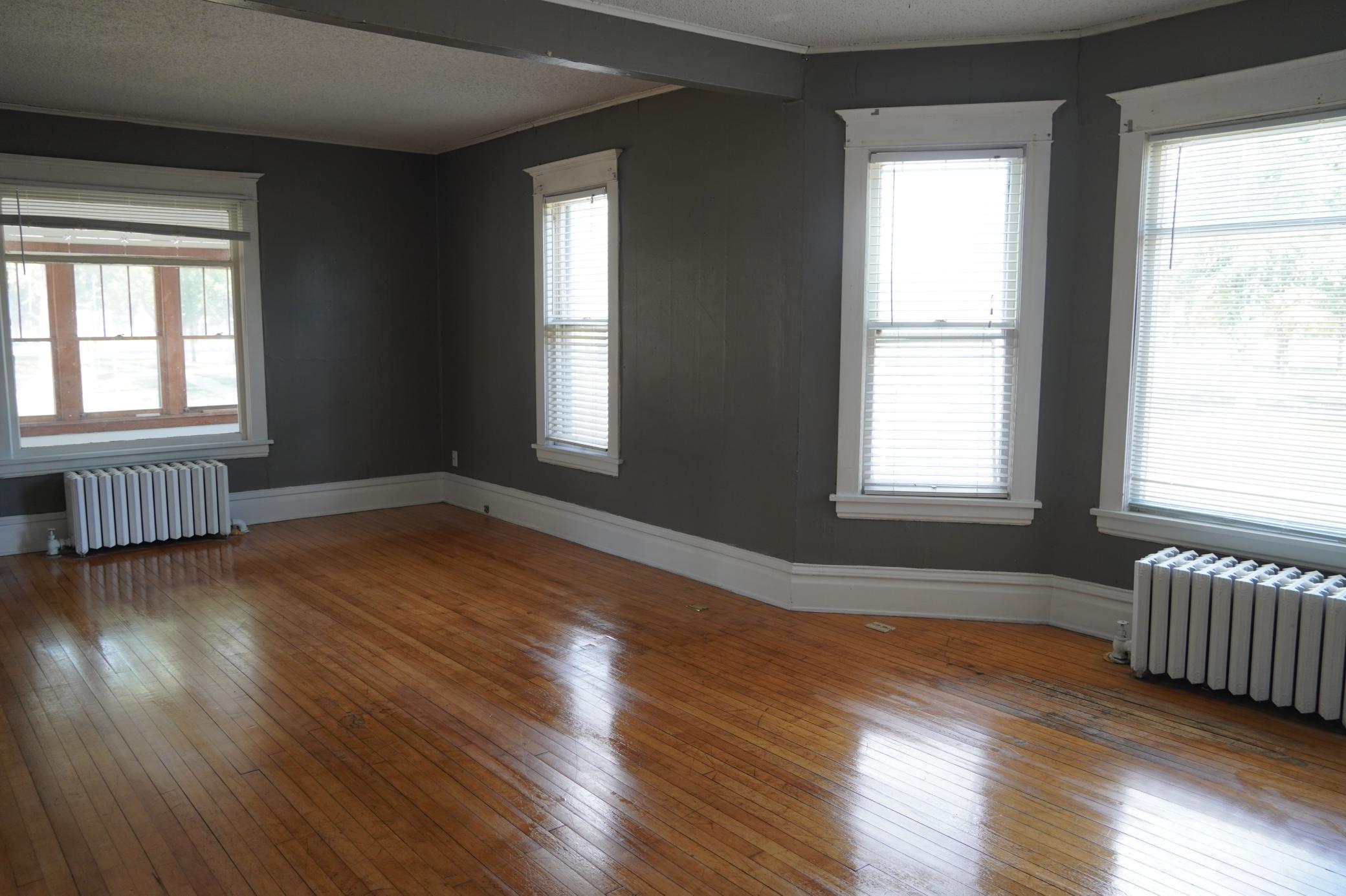 1905 single family home for sale at 923 7th Avenue S in Moorhead, MN — 5 bed, 2 bath (photo 10 of 19)
