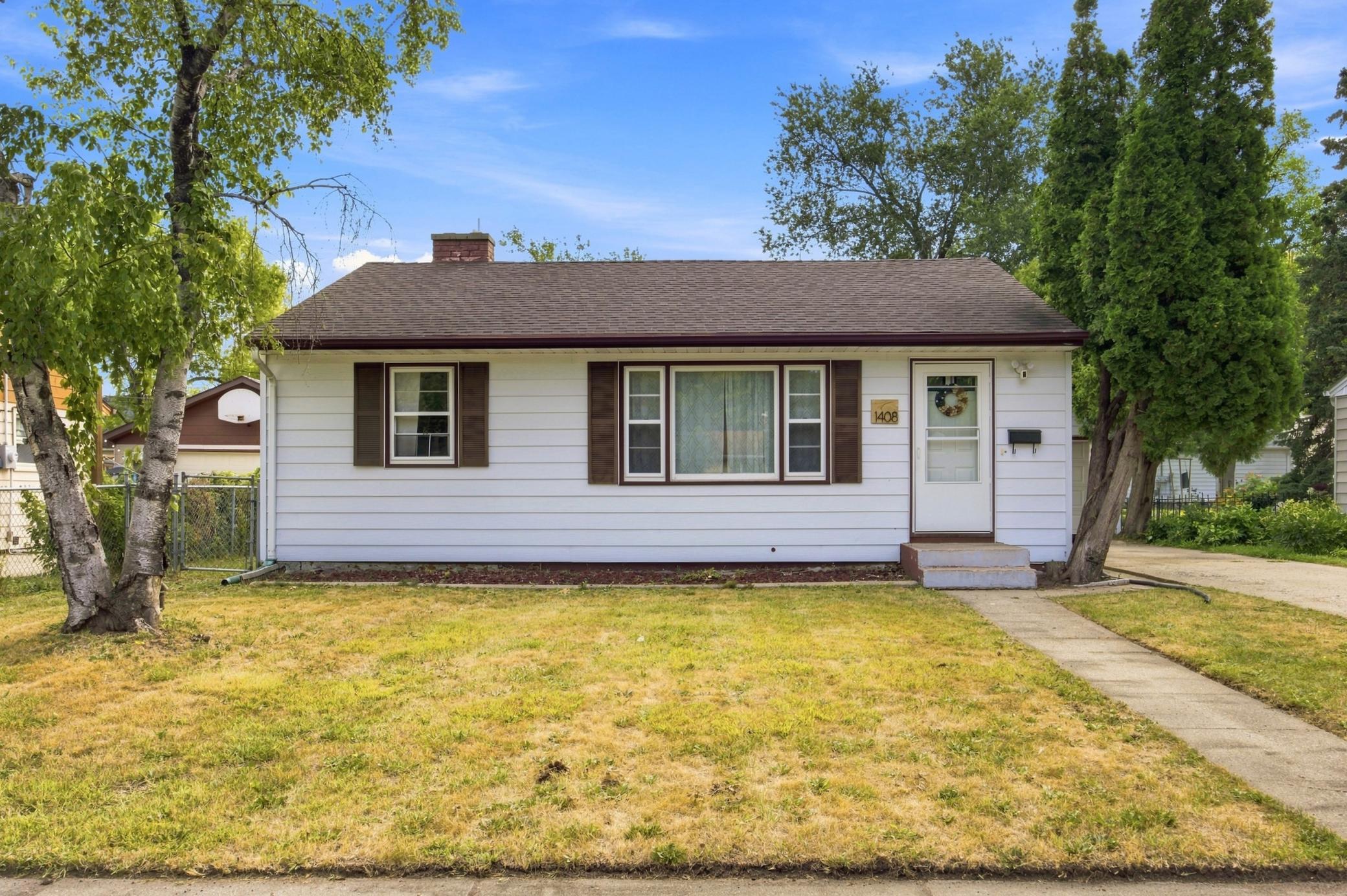 1955 single family home for sale at 1408 13th Street N in Moorhead, MN — 3 bed, 2 bath (photo 2 of 28)