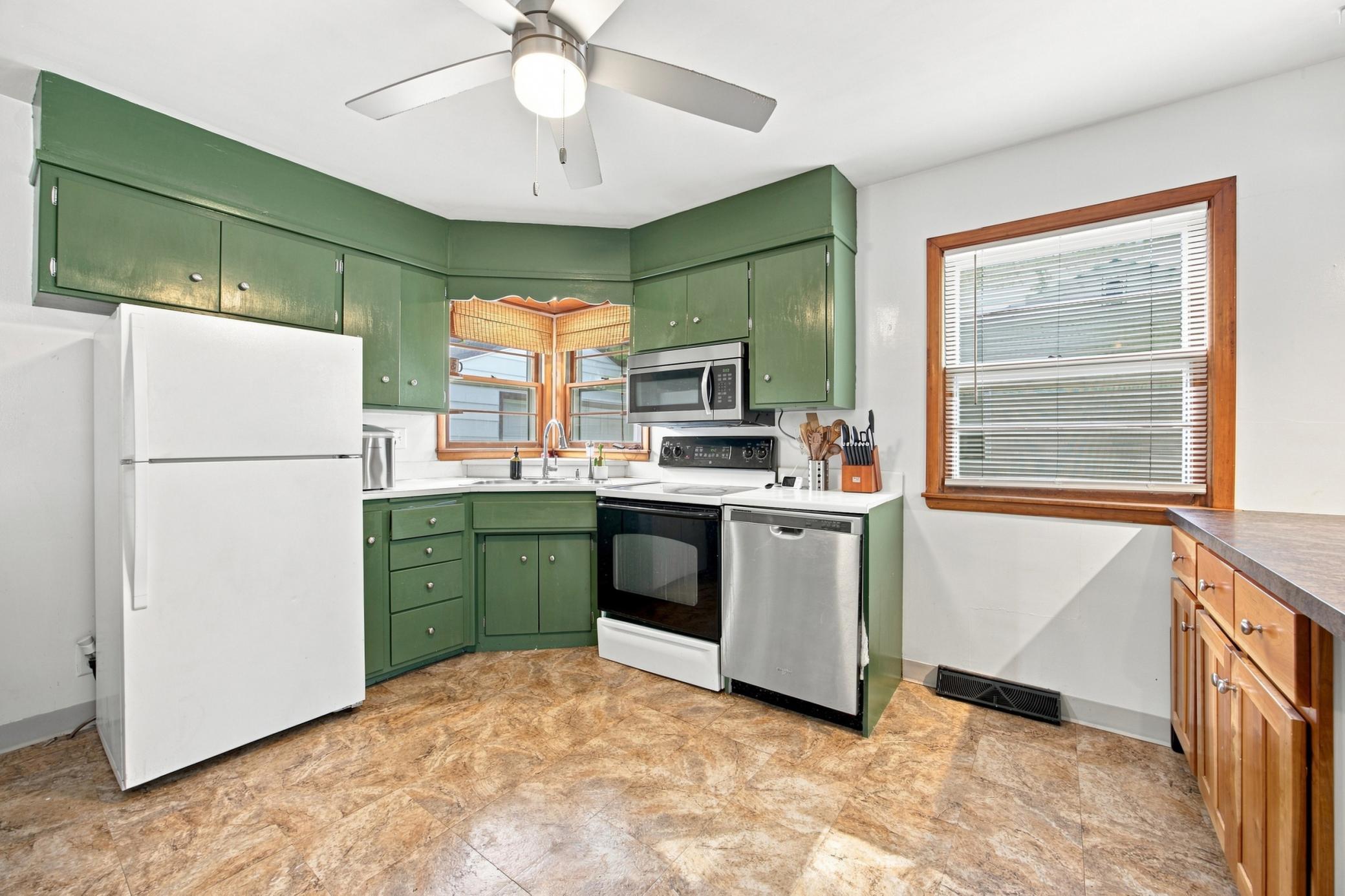 1955 single family home for sale at 1408 13th Street N in Moorhead, MN — 3 bed, 2 bath (photo 4 of 28)