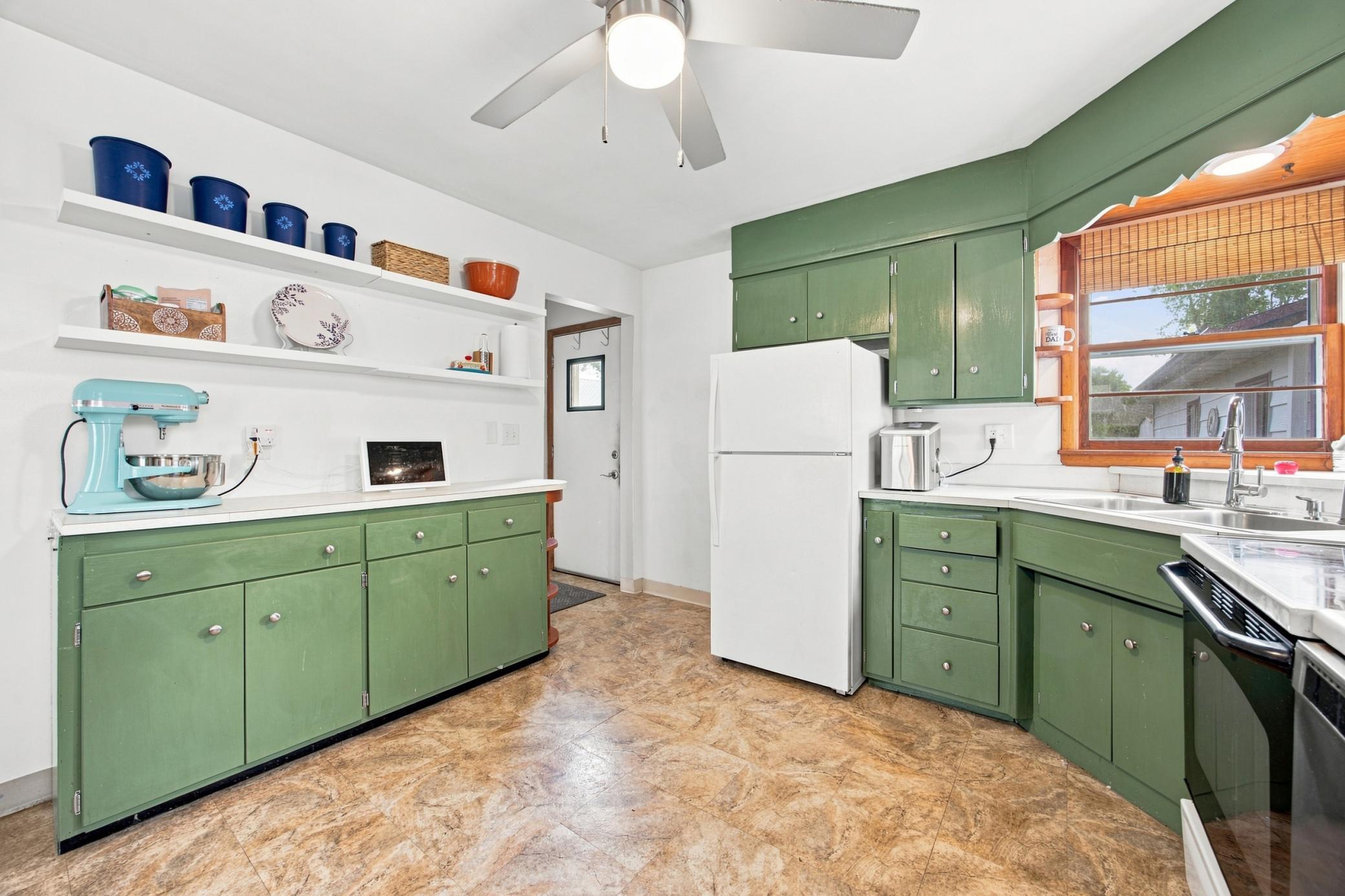 1955 single family home for sale at 1408 13th Street N in Moorhead, MN — 3 bed, 2 bath (photo 5 of 28)